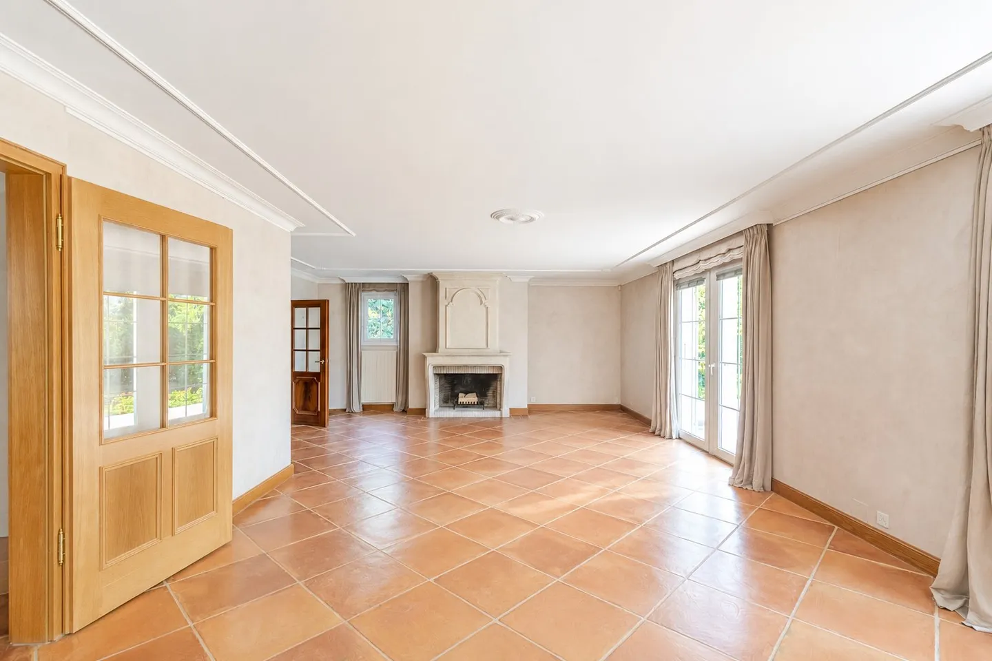 Elegant Villa with Garden - Photo 4 of 16