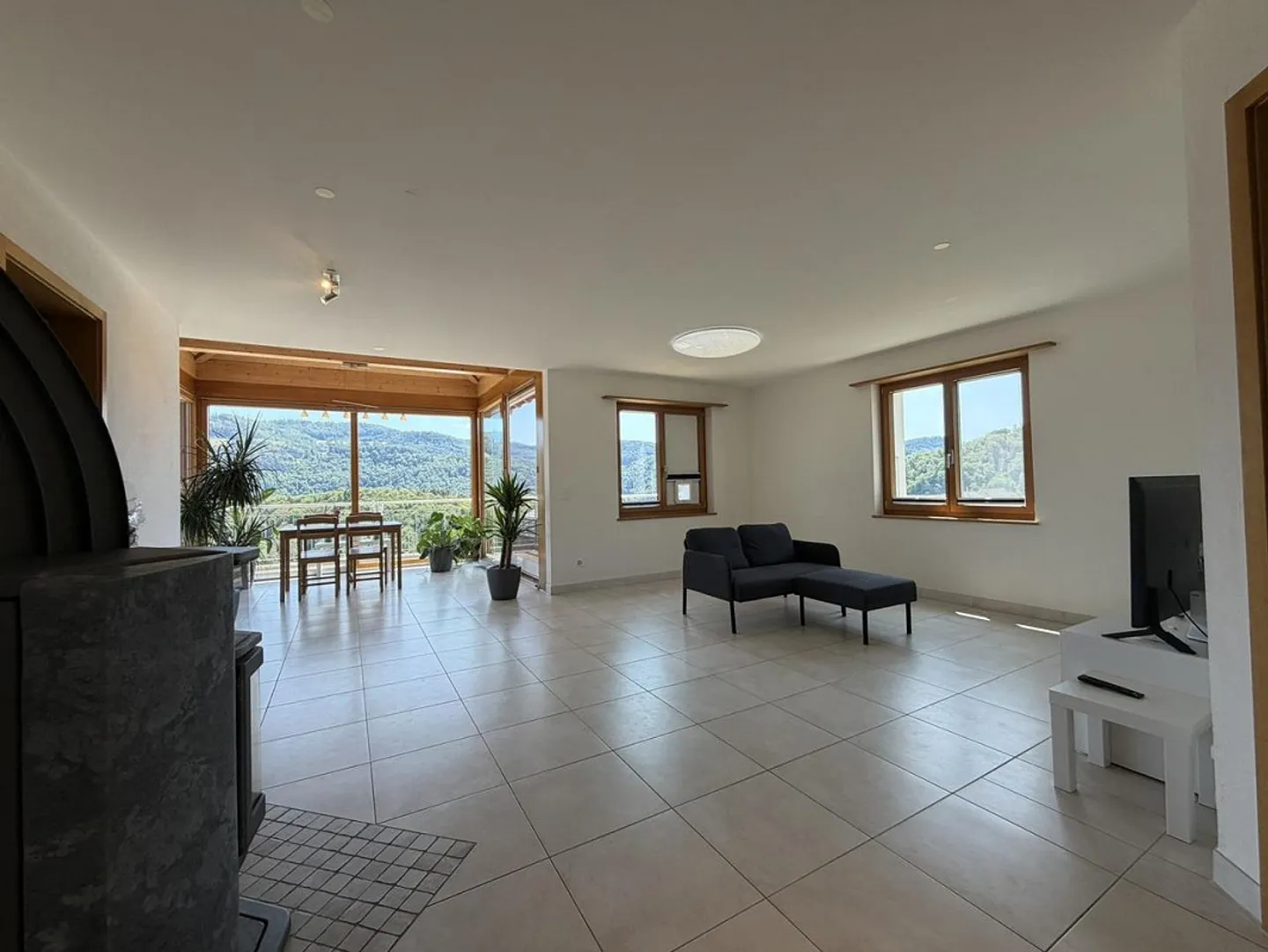 7.5 Room Single Family Home with Stunning Views and Beautiful Garden - Photo 3 of 9
