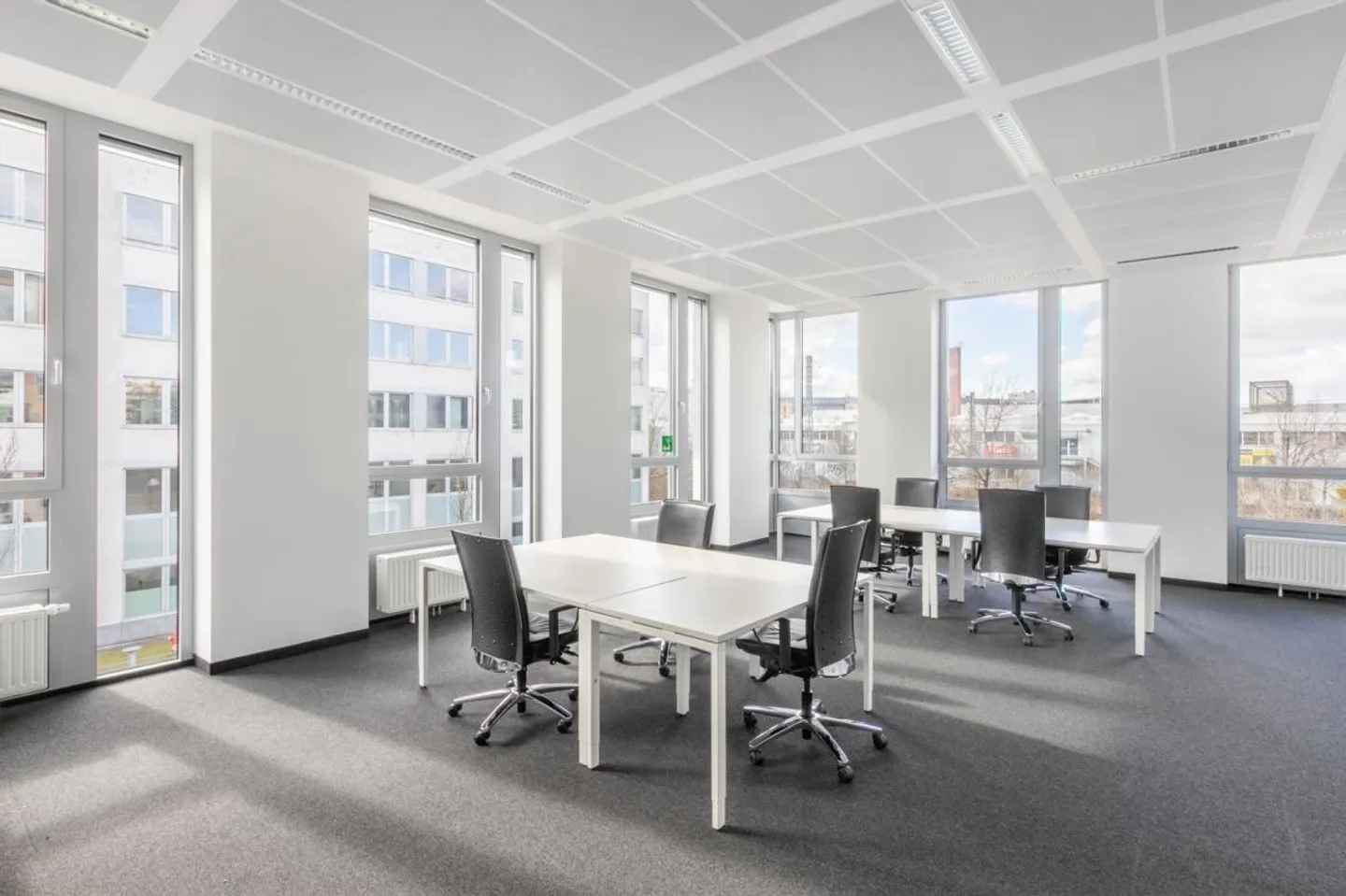 Espace de bureau inclus pour vous et votre équipe chez Regus iLife City - Photo 1 sur 10