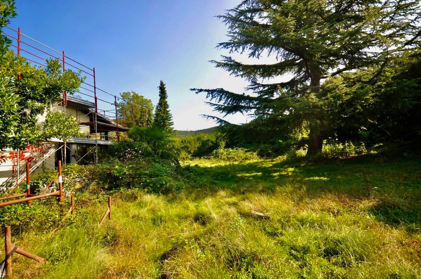 Villa à rénover entourée d'un grand parc avec beaucoup d'intimité - Photo 7 sur 24