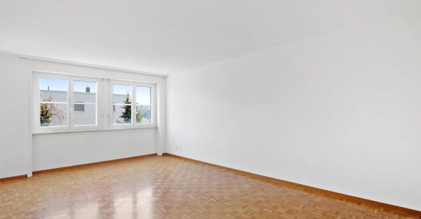 Bright & Spacious Apartment - Photo 2 of 7