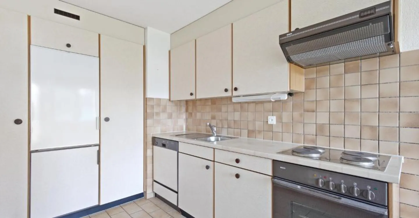 Bright & Spacious Apartment - Photo 3 of 7