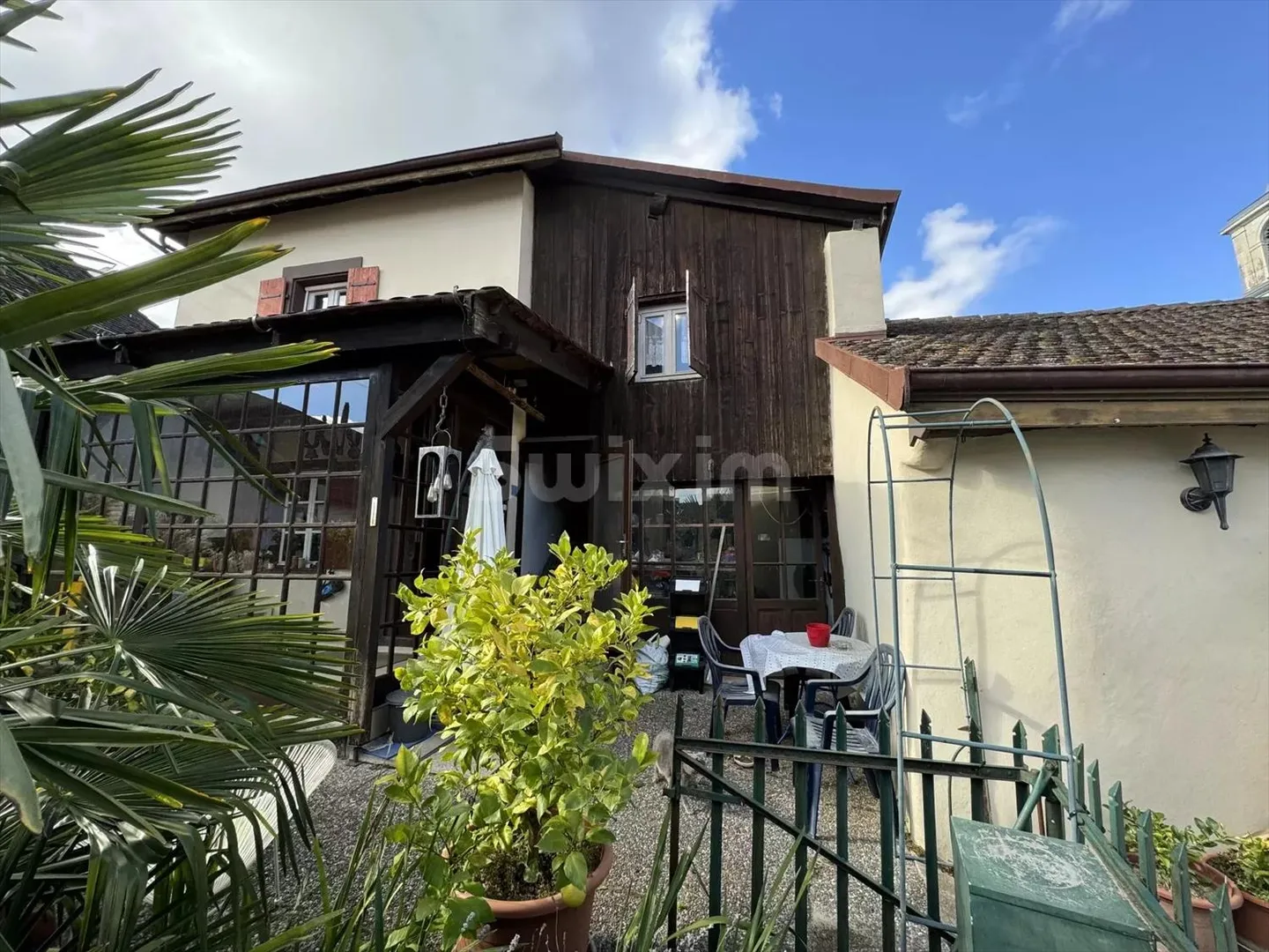 Givrins: Casa di villaggio con grande potenziale, vicino alla stazione - Foto 2 di 8
