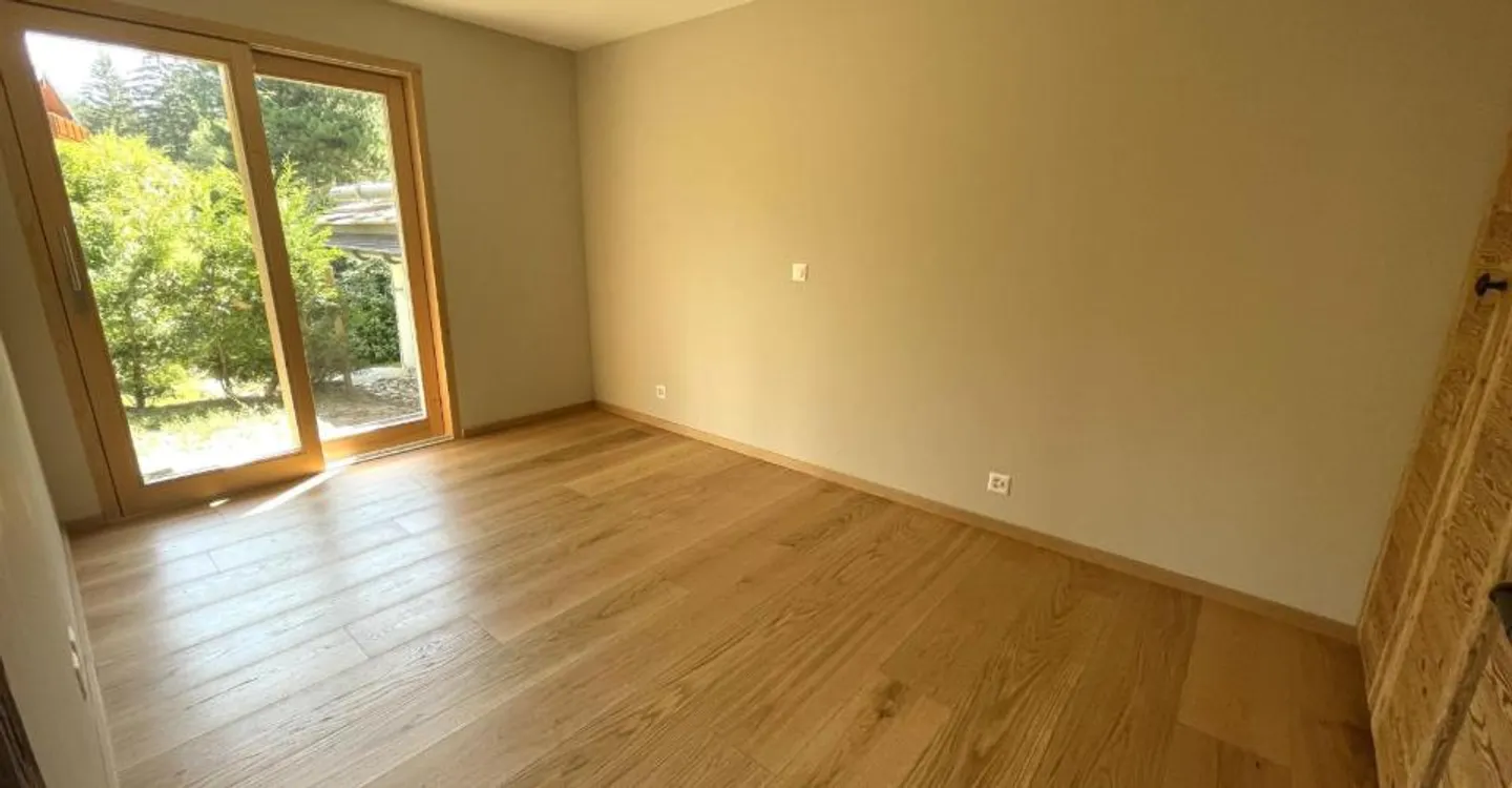 Luxurious Garden Apartment - Photo 8 of 10