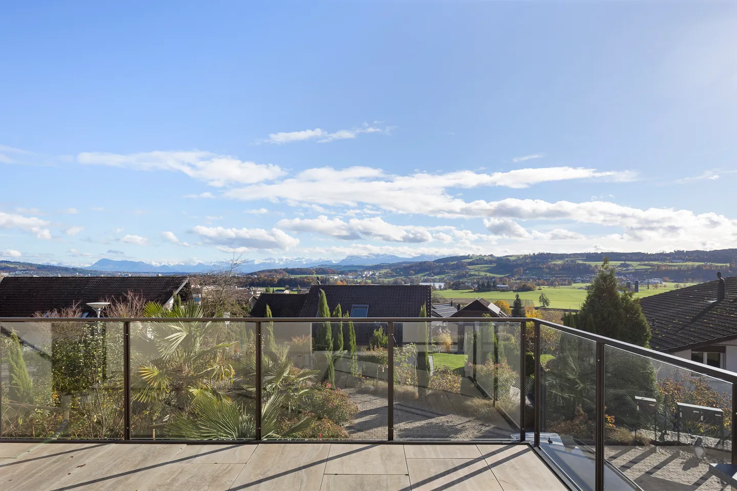 Espace moderne avec vue de rêve et grande terrasse - Photo 2 sur 13