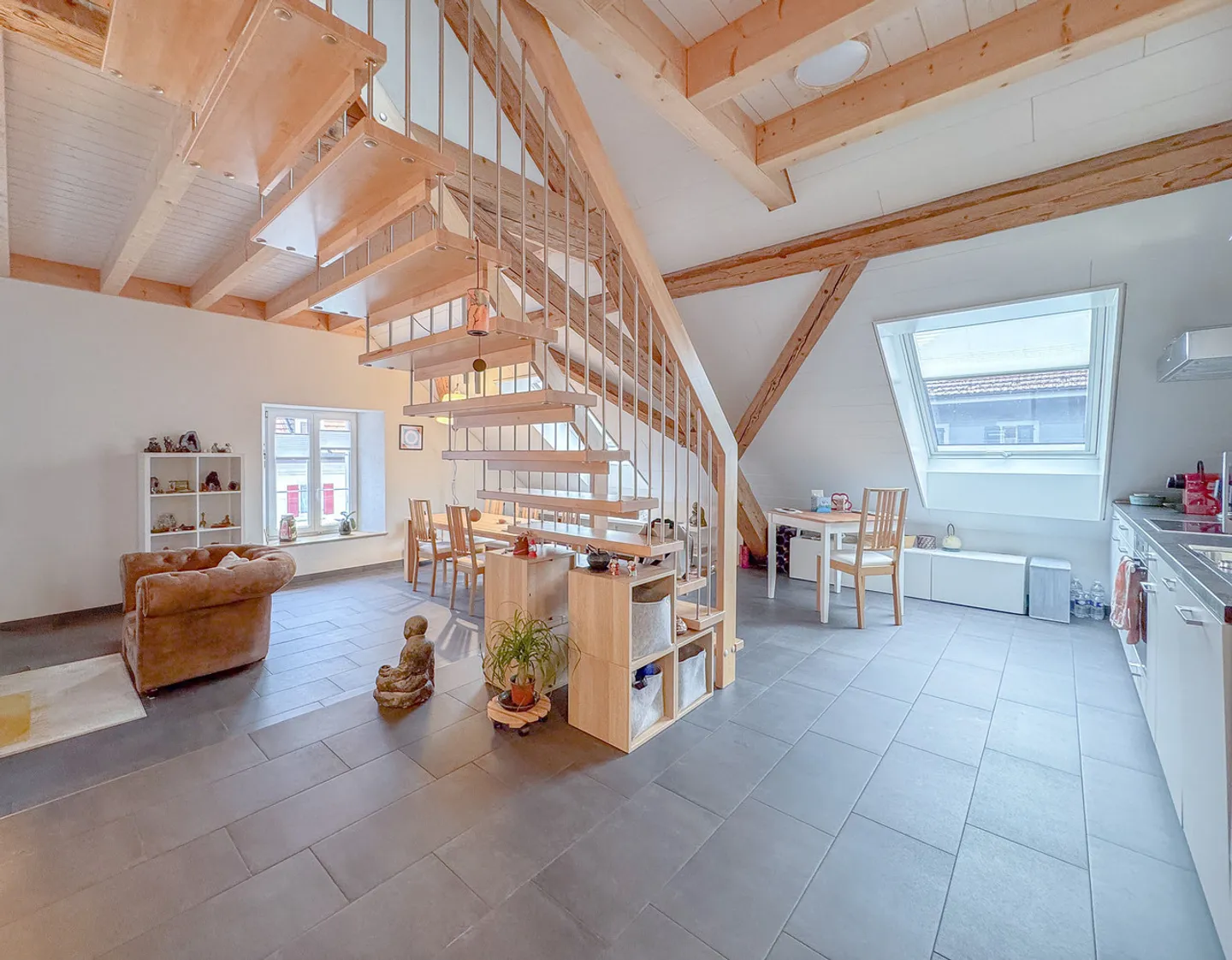 Magnificent 4.5-room duplex in the heart of Fleurier - Photo 2 of 9
