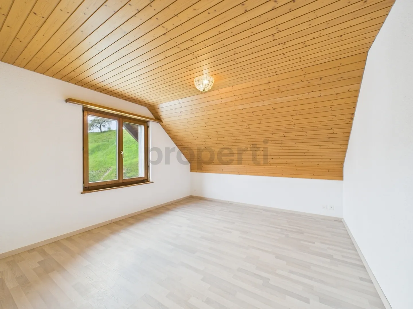 Cozy 4.5-Room Attic Apartment in Mühledorf - Photo 5 of 11