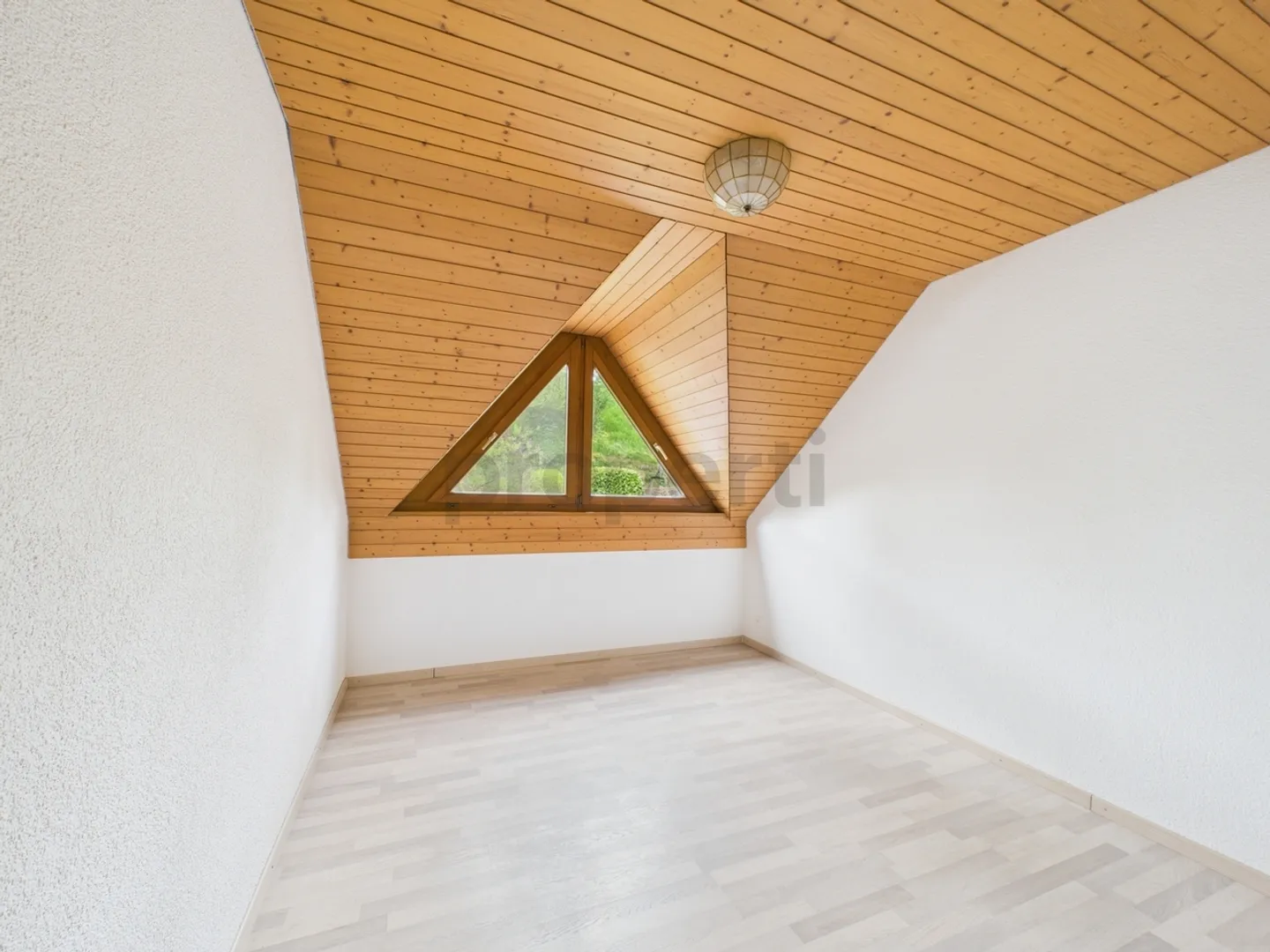 Cozy 4.5-Room Attic Apartment in Mühledorf - Photo 7 of 11