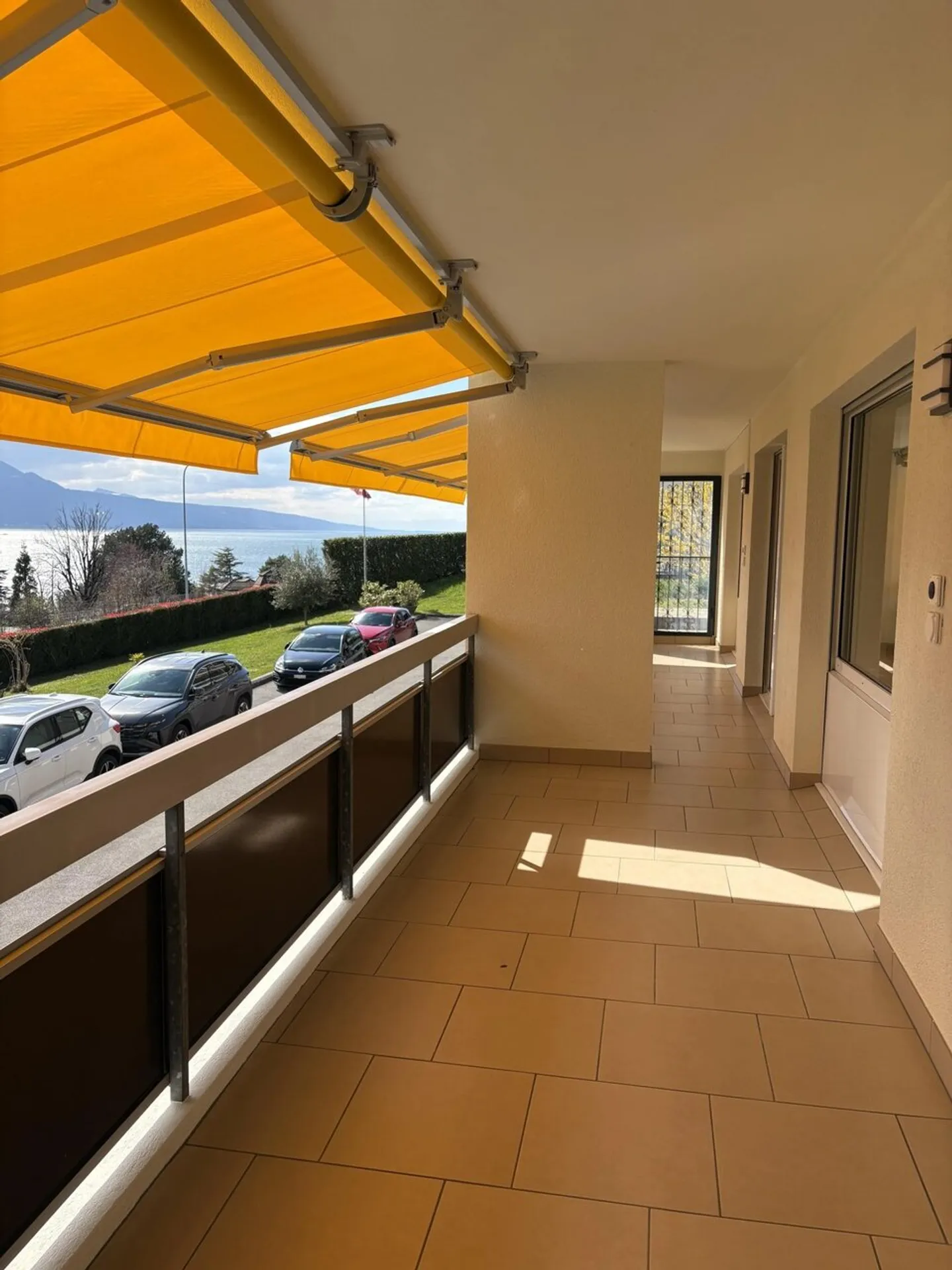 Ampio appartamento di 4,5 locali di circa 145 m2 con vista sul lago e sulle montagne - Foto 3 di 11