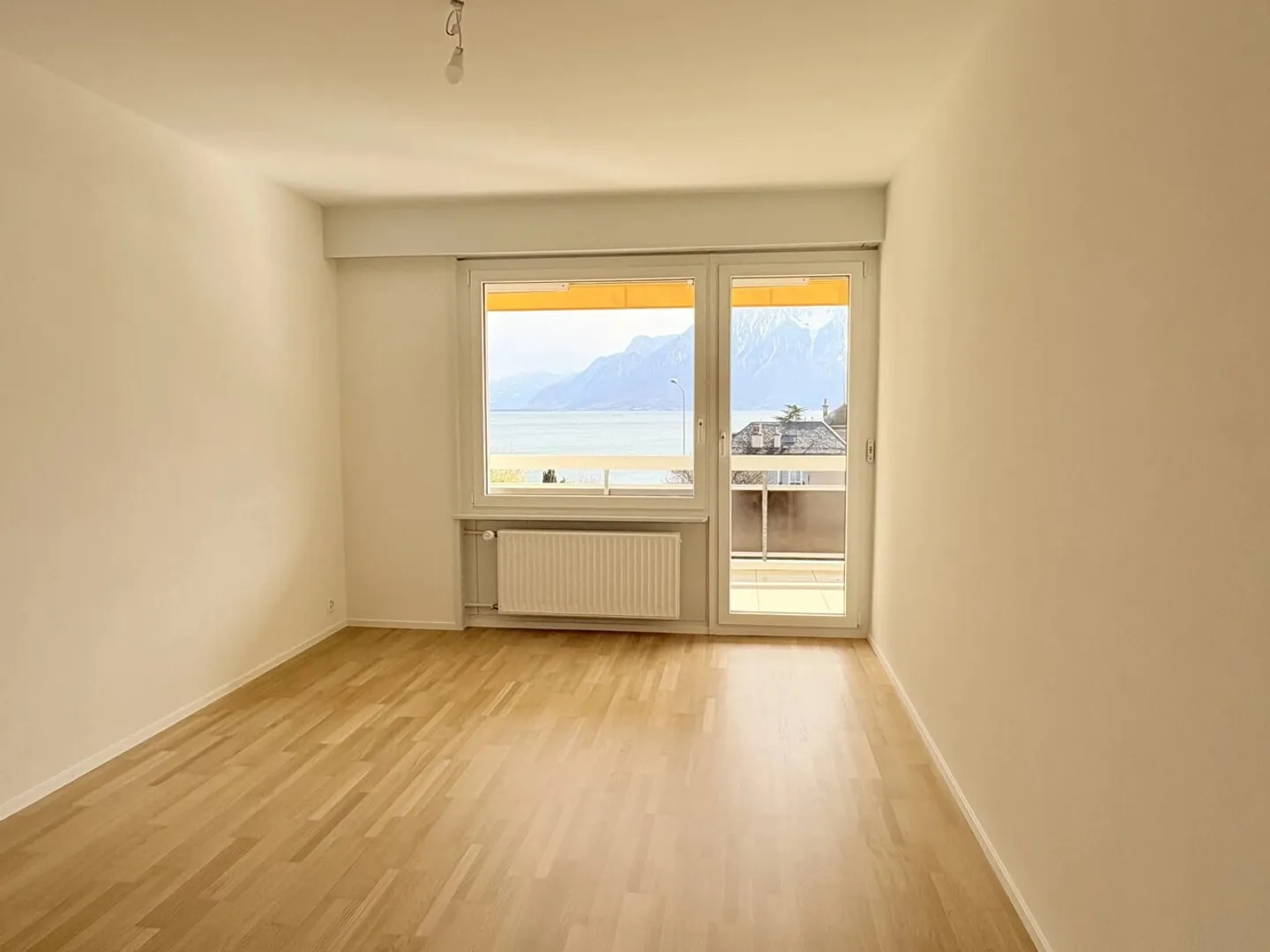 Ampio appartamento di 4,5 locali di circa 145 m2 con vista sul lago e sulle montagne - Foto 4 di 11