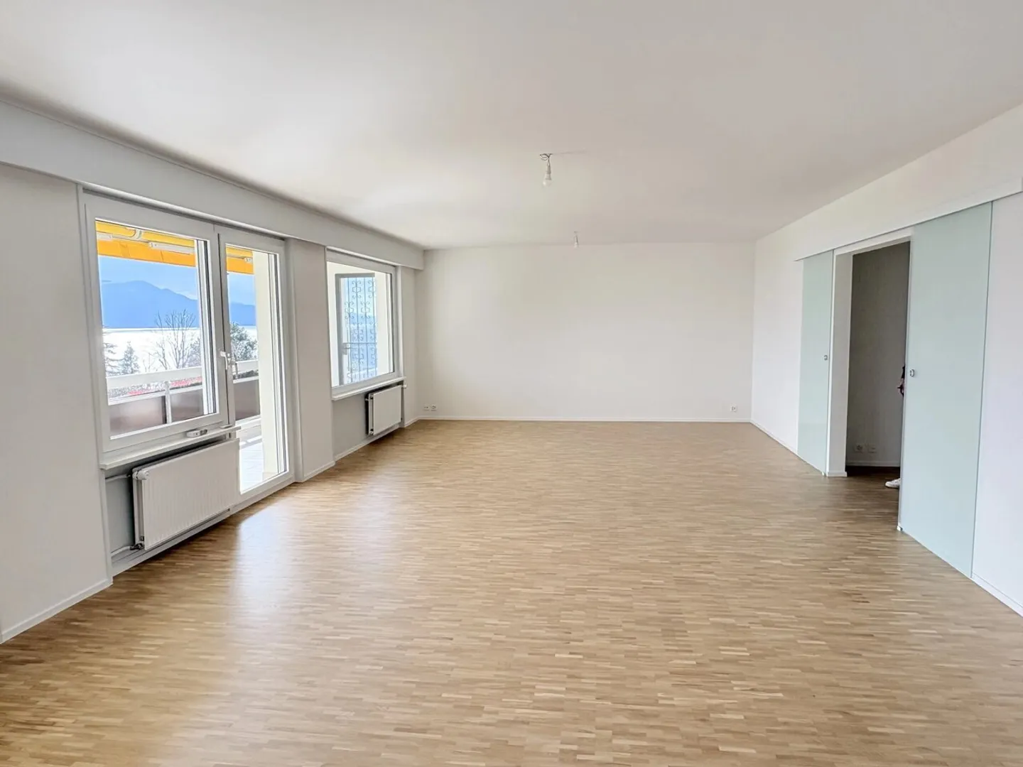 Ampio appartamento di 4,5 locali di circa 145 m2 con vista sul lago e sulle montagne - Foto 2 di 11