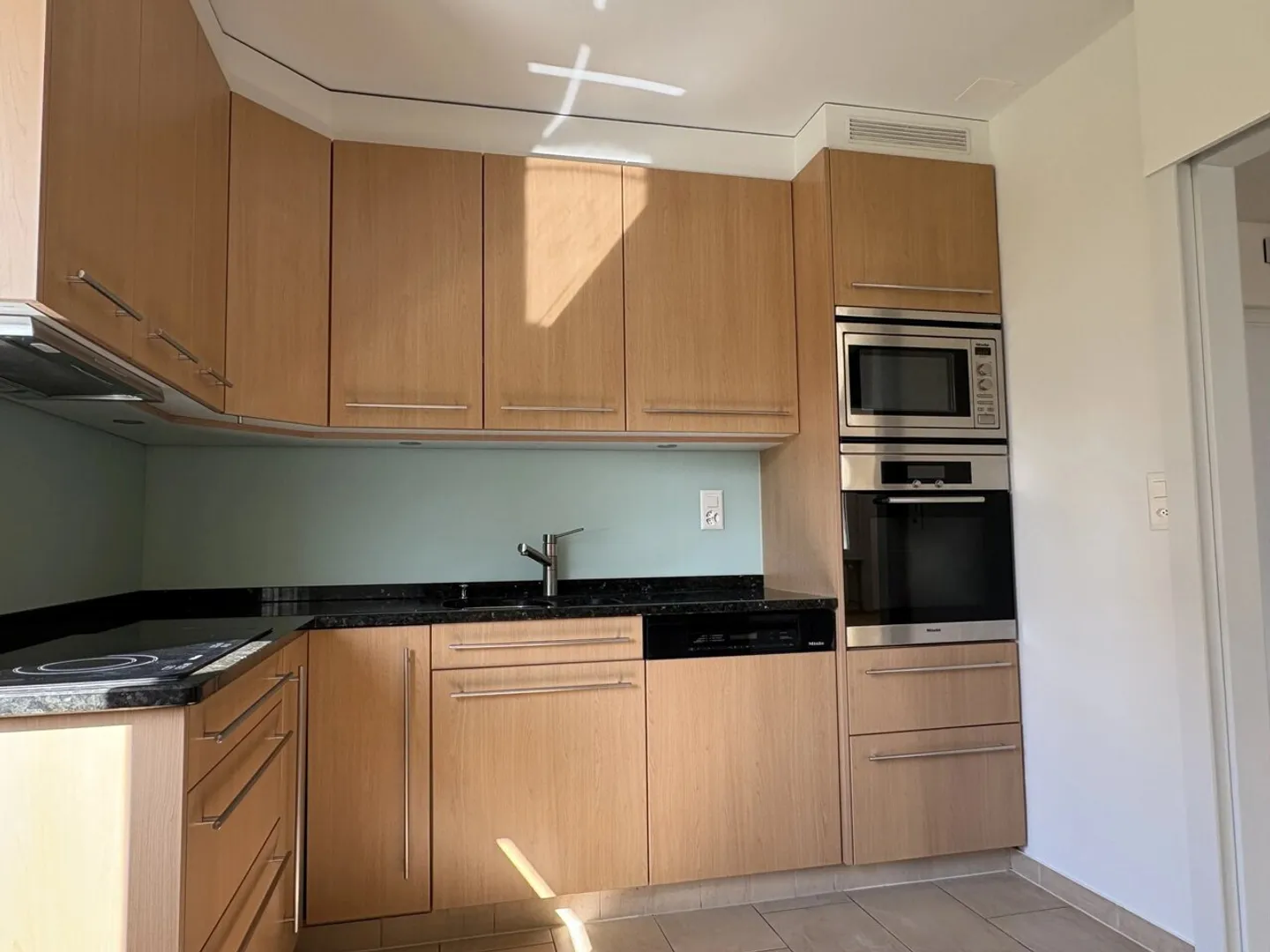 Ampio appartamento di 4,5 locali di circa 145 m2 con vista sul lago e sulle montagne - Foto 6 di 11