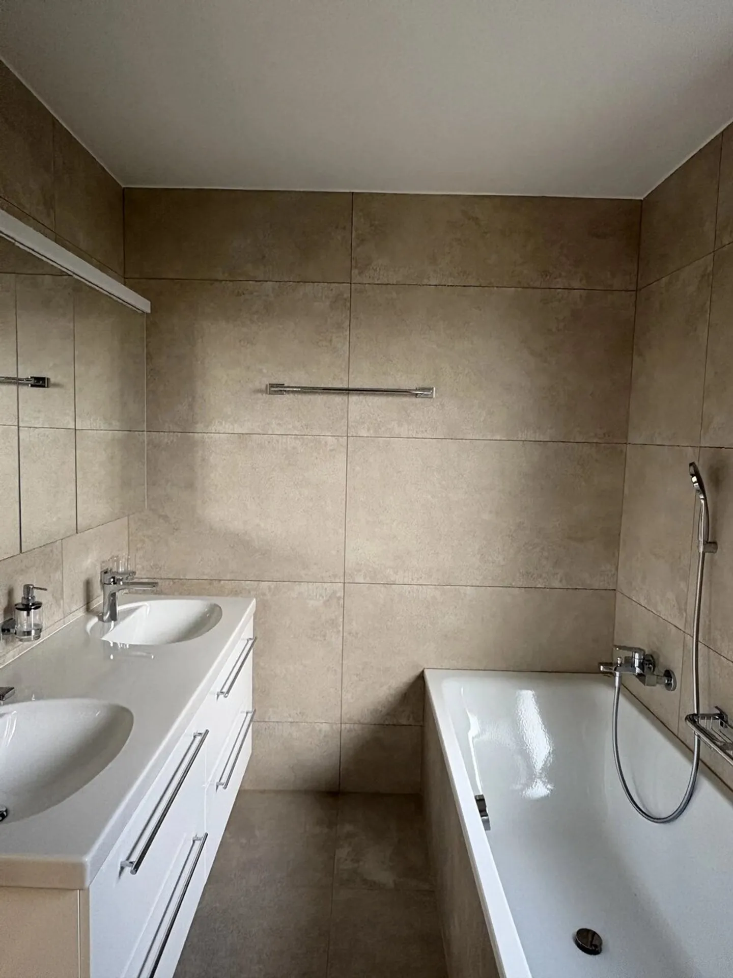 Ampio appartamento di 4,5 locali di circa 145 m2 con vista sul lago e sulle montagne - Foto 8 di 11