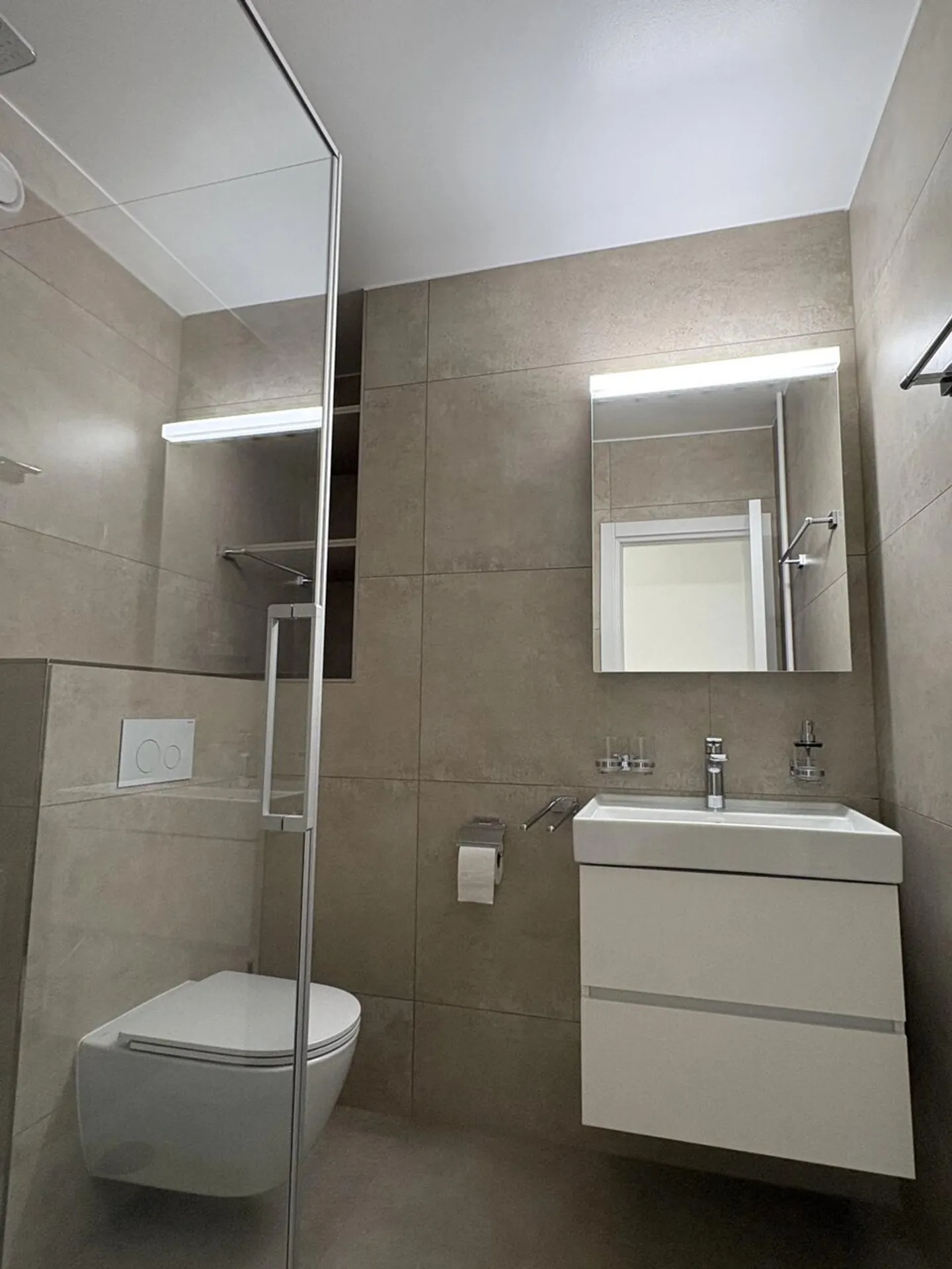 Ampio appartamento di 4,5 locali di circa 145 m2 con vista sul lago e sulle montagne - Foto 9 di 11