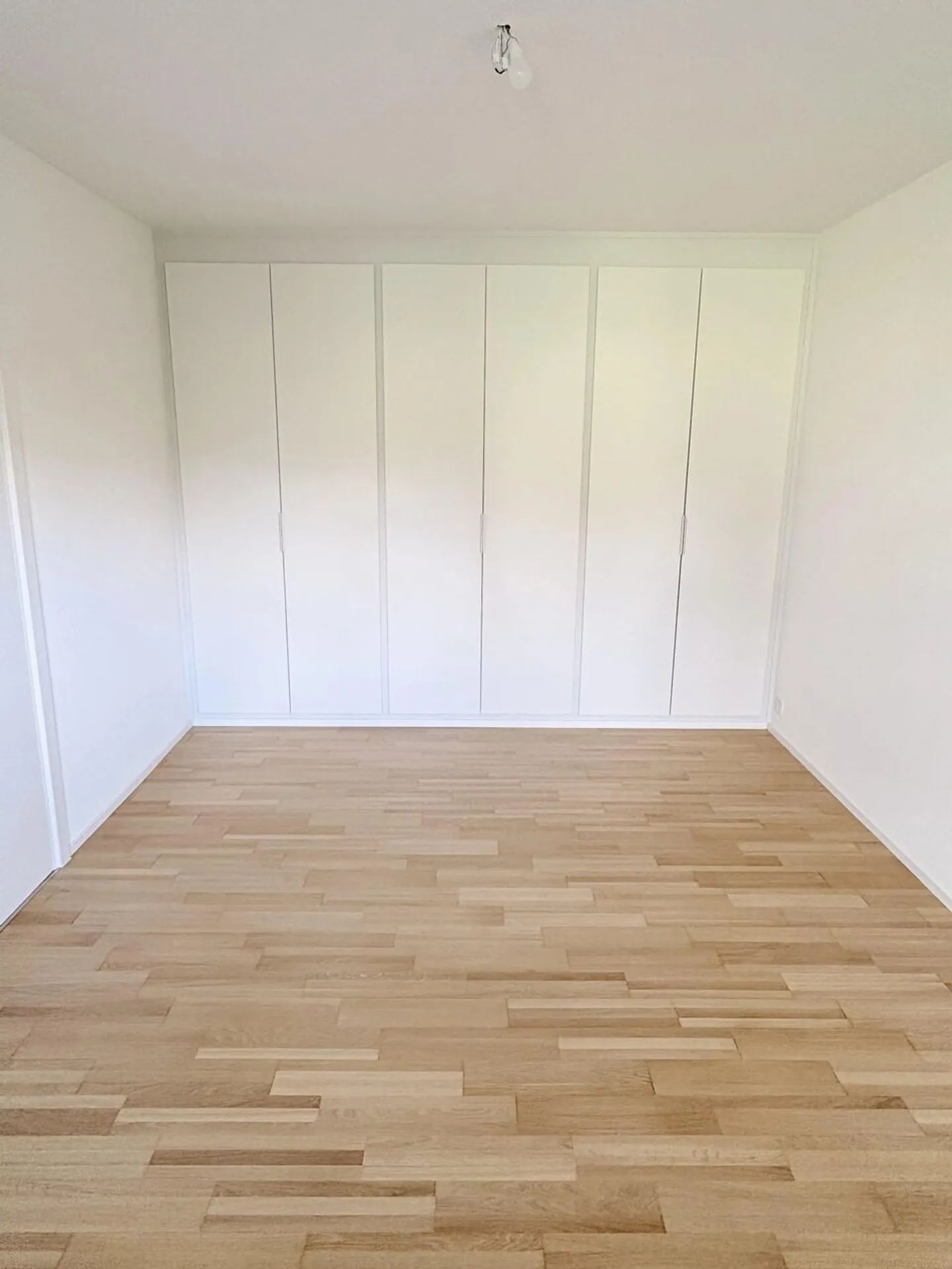 Ampio appartamento di 4,5 locali di circa 145 m2 con vista sul lago e sulle montagne - Foto 10 di 11