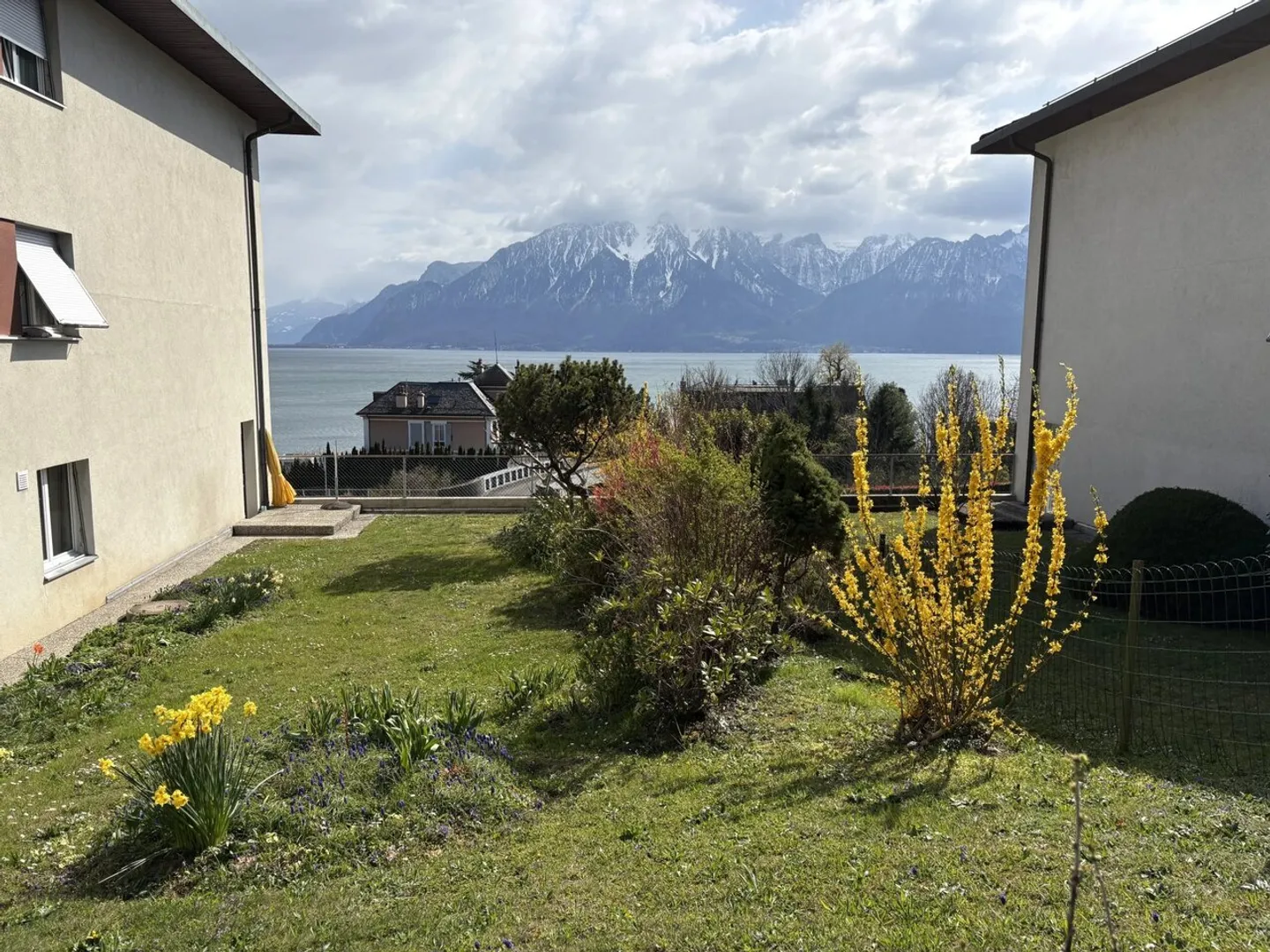 Ampio appartamento di 4,5 locali di circa 145 m2 con vista sul lago e sulle montagne - Foto 11 di 11