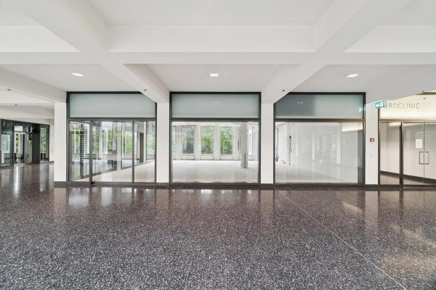 Espace de vente / cabinet dans un emplacement privilégié au centre de Möwe Wetzikon ! - Photo 7 sur 13