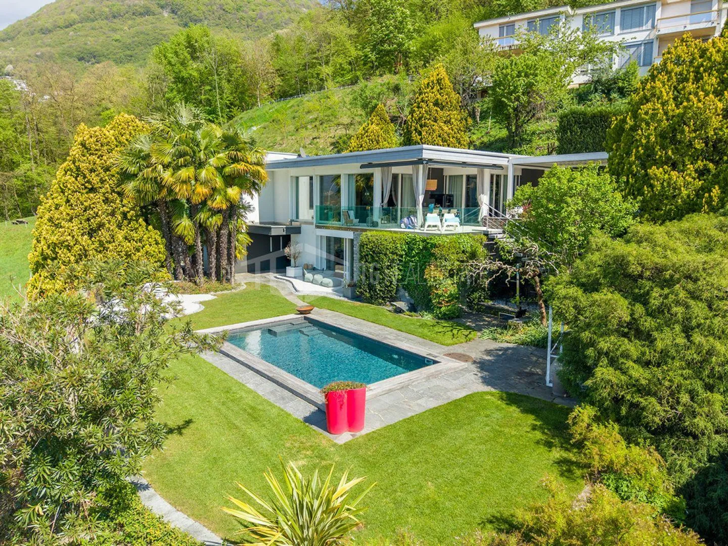 Villa Elegante con Piscina e Vista Lago - Foto 1 di 14