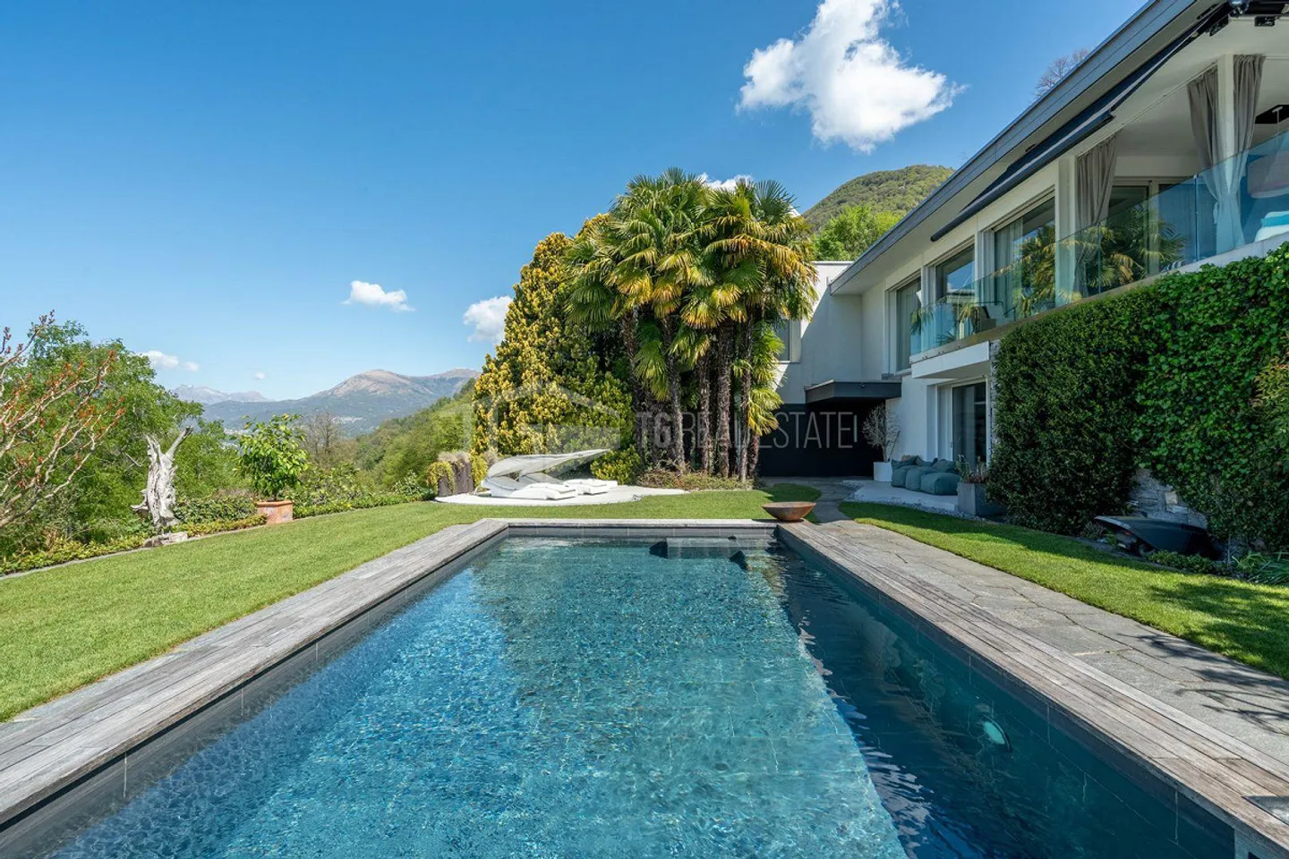 Villa Elegante con Piscina e Vista Lago - Foto 2 di 14