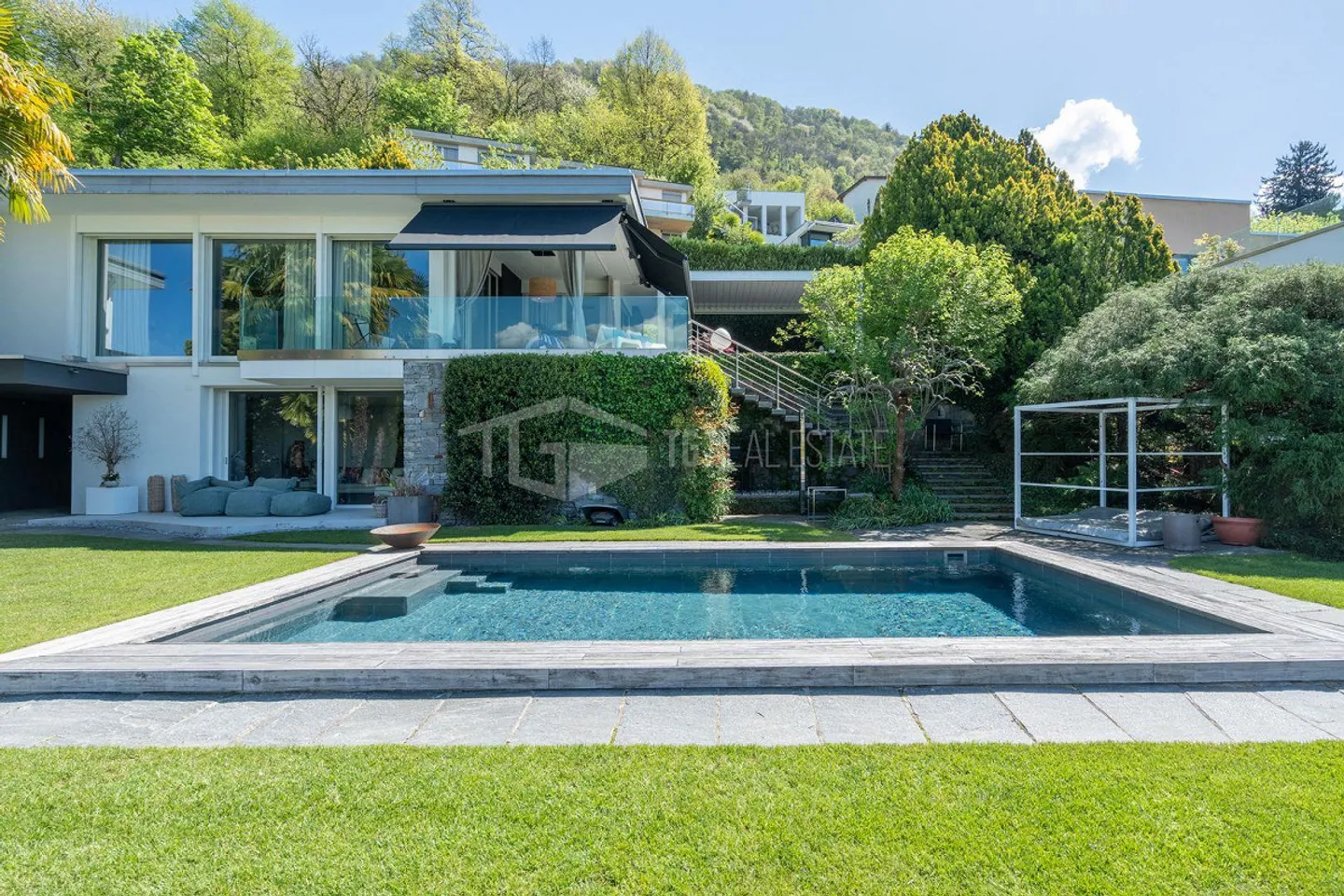 Villa Elegante con Piscina e Vista Lago - Foto 3 di 14
