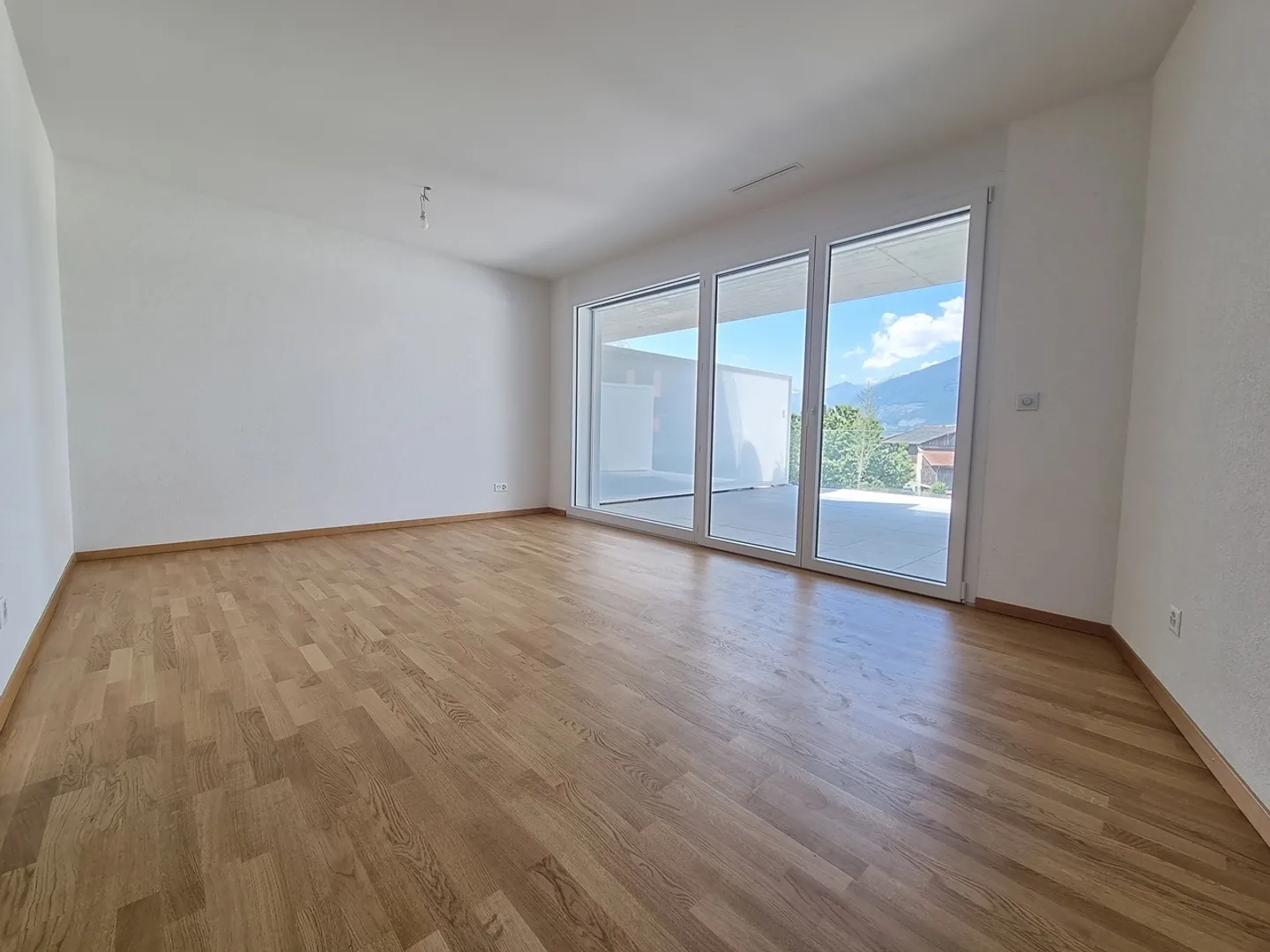 APPARTEMENT DE 3.5 PIÈCES AVEC TERRASSE - Photo 2 sur 10