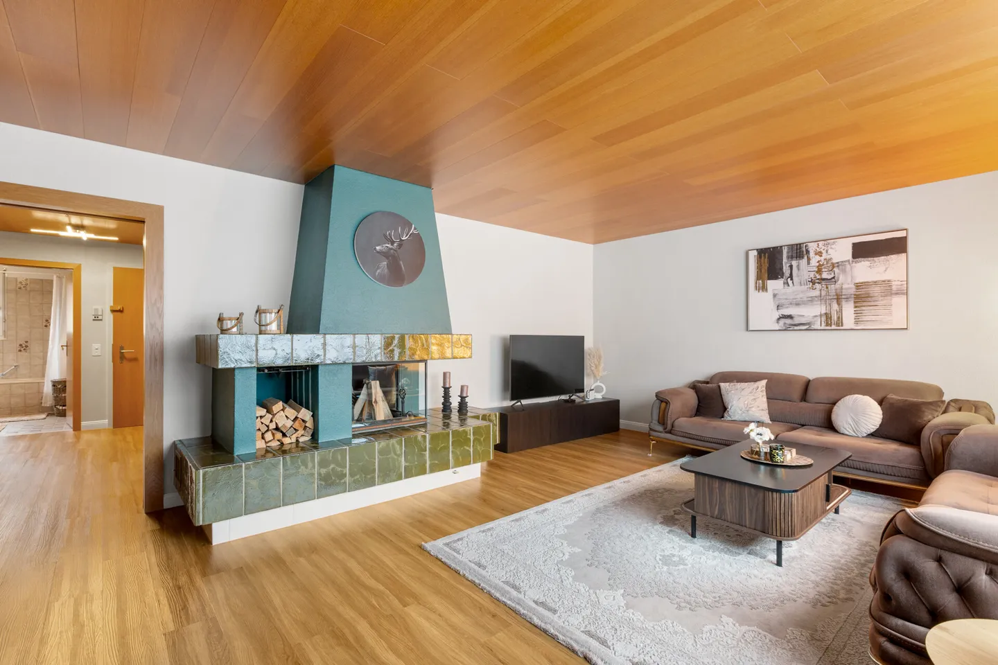 Cozy and Bright: Charming 3.5-Room Apartment with Balcony and Fireplace - Photo 3 of 13