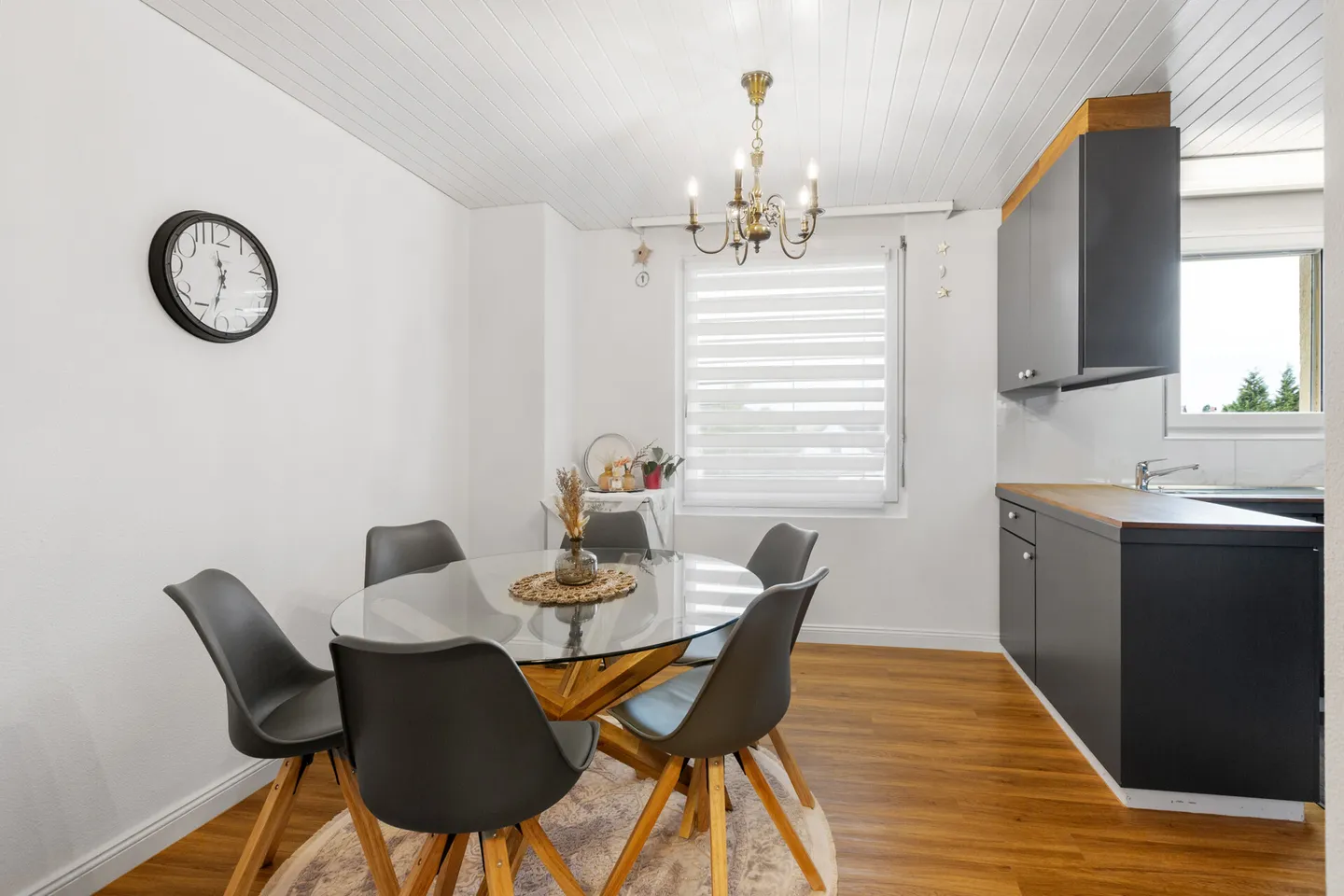 Cozy and Bright: Charming 3.5-Room Apartment with Balcony and Fireplace - Photo 5 of 13