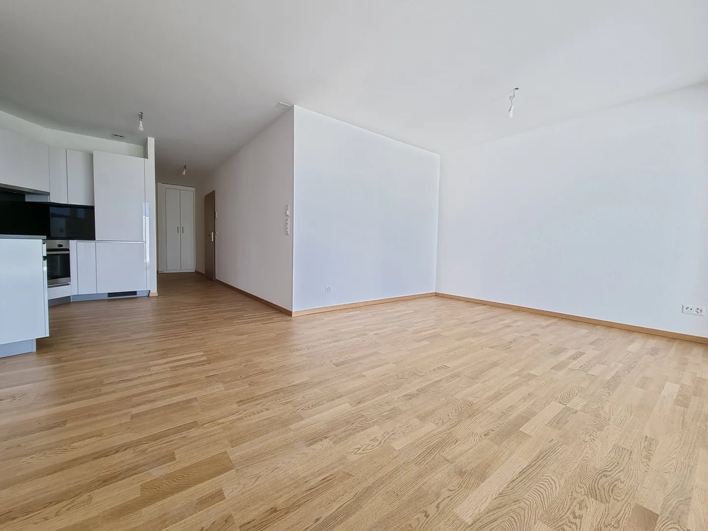 APPARTEMENT DE 3.5 PIÈCES AVEC TERRASSE - Photo 4 sur 10