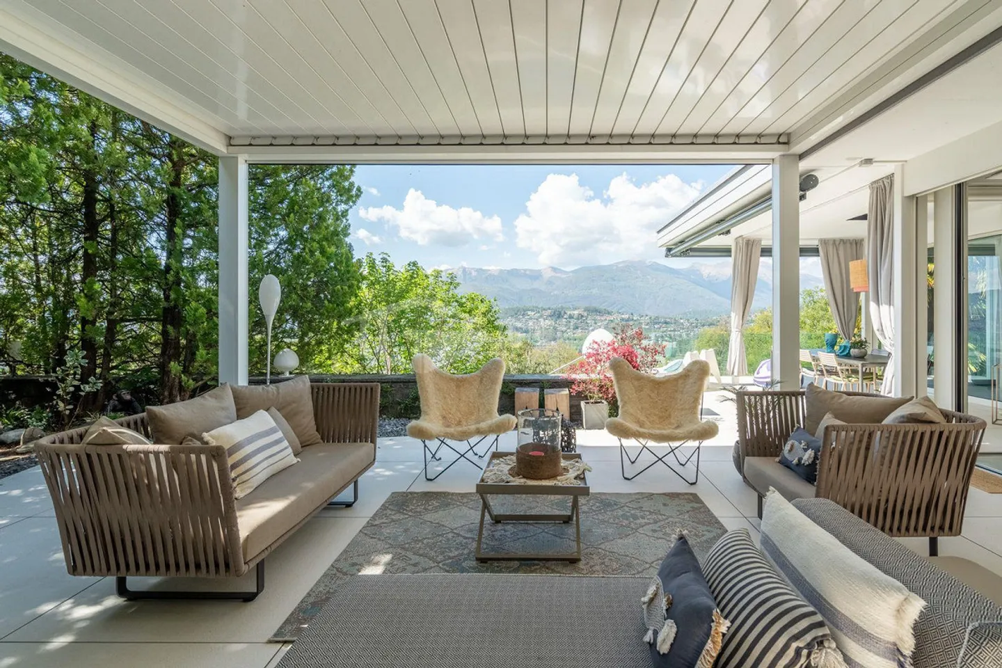 Villa Elegante con Piscina e Vista Lago - Foto 8 di 14