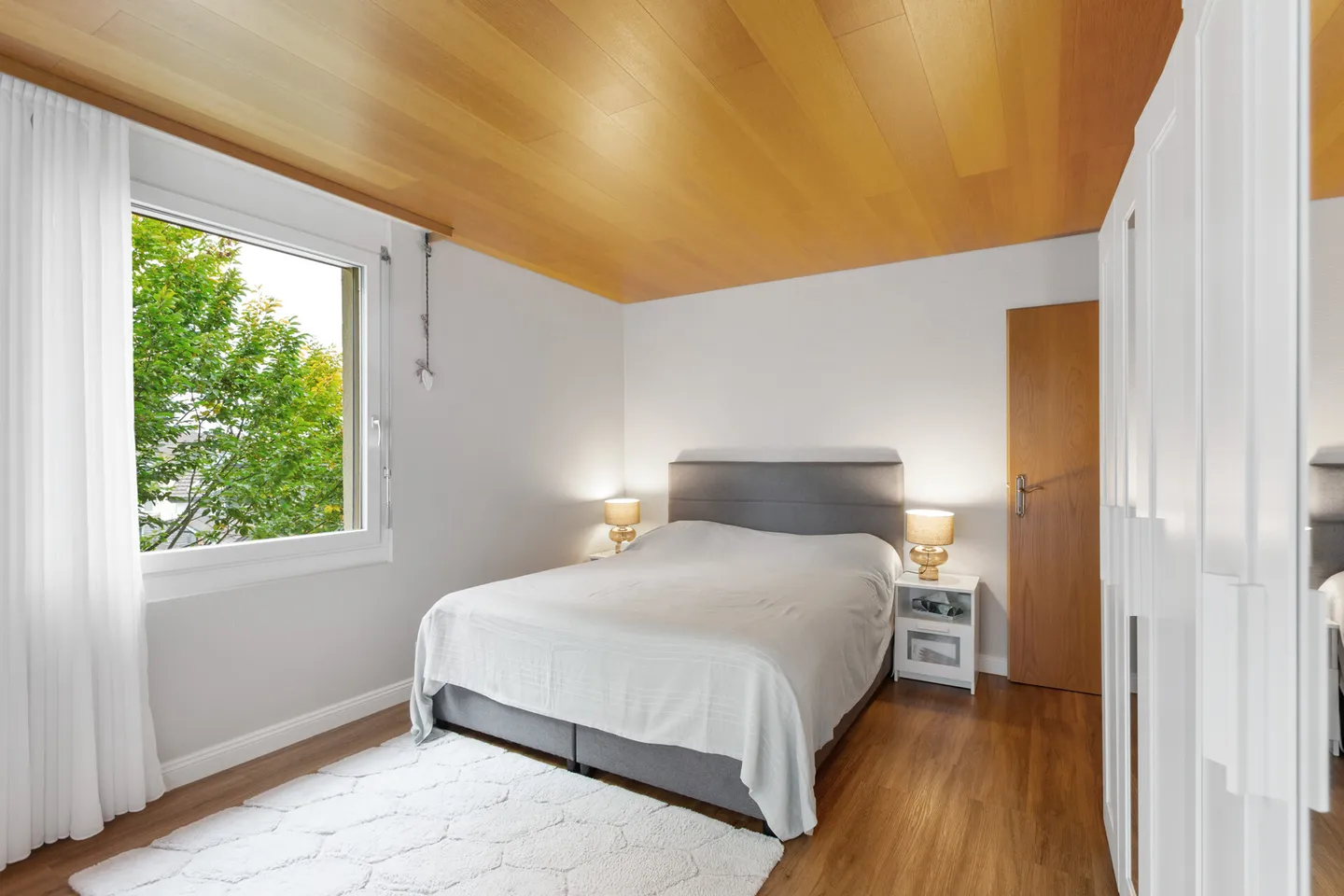 Cozy and Bright: Charming 3.5-Room Apartment with Balcony and Fireplace - Photo 8 of 13