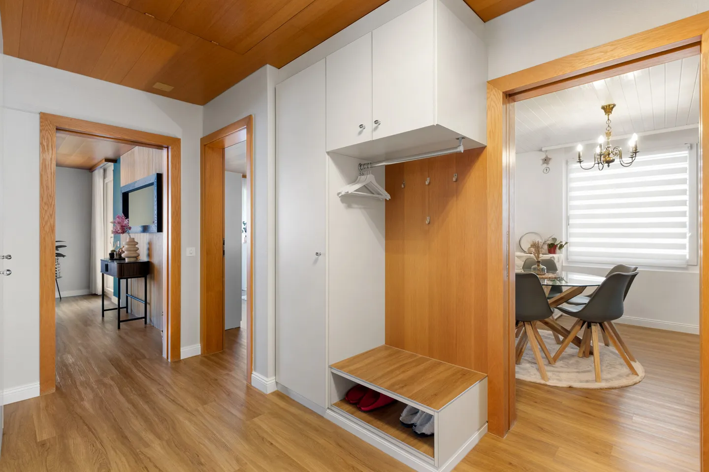 Cozy and Bright: Charming 3.5-Room Apartment with Balcony and Fireplace - Photo 10 of 13