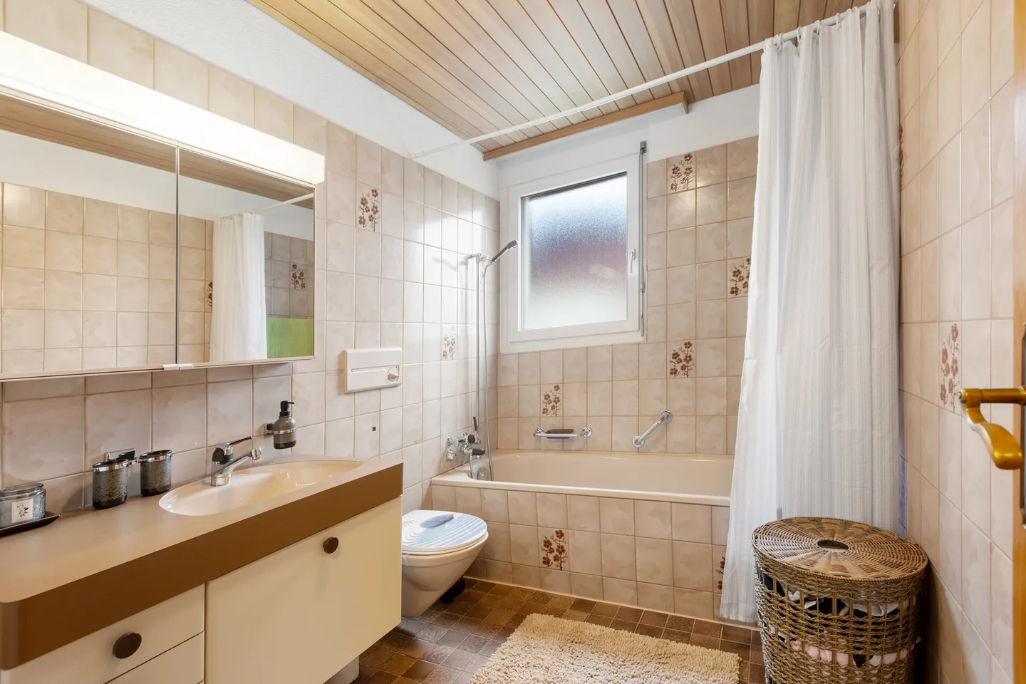 Cozy and Bright: Charming 3.5-Room Apartment with Balcony and Fireplace - Photo 11 of 13