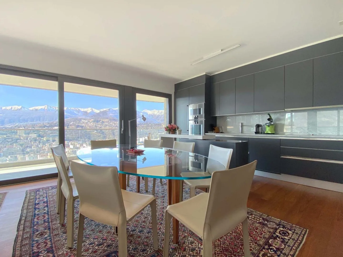 Stunning view of the mountains! 4.5 rooms with 3 bathrooms and large terrace - Photo 3 of 13