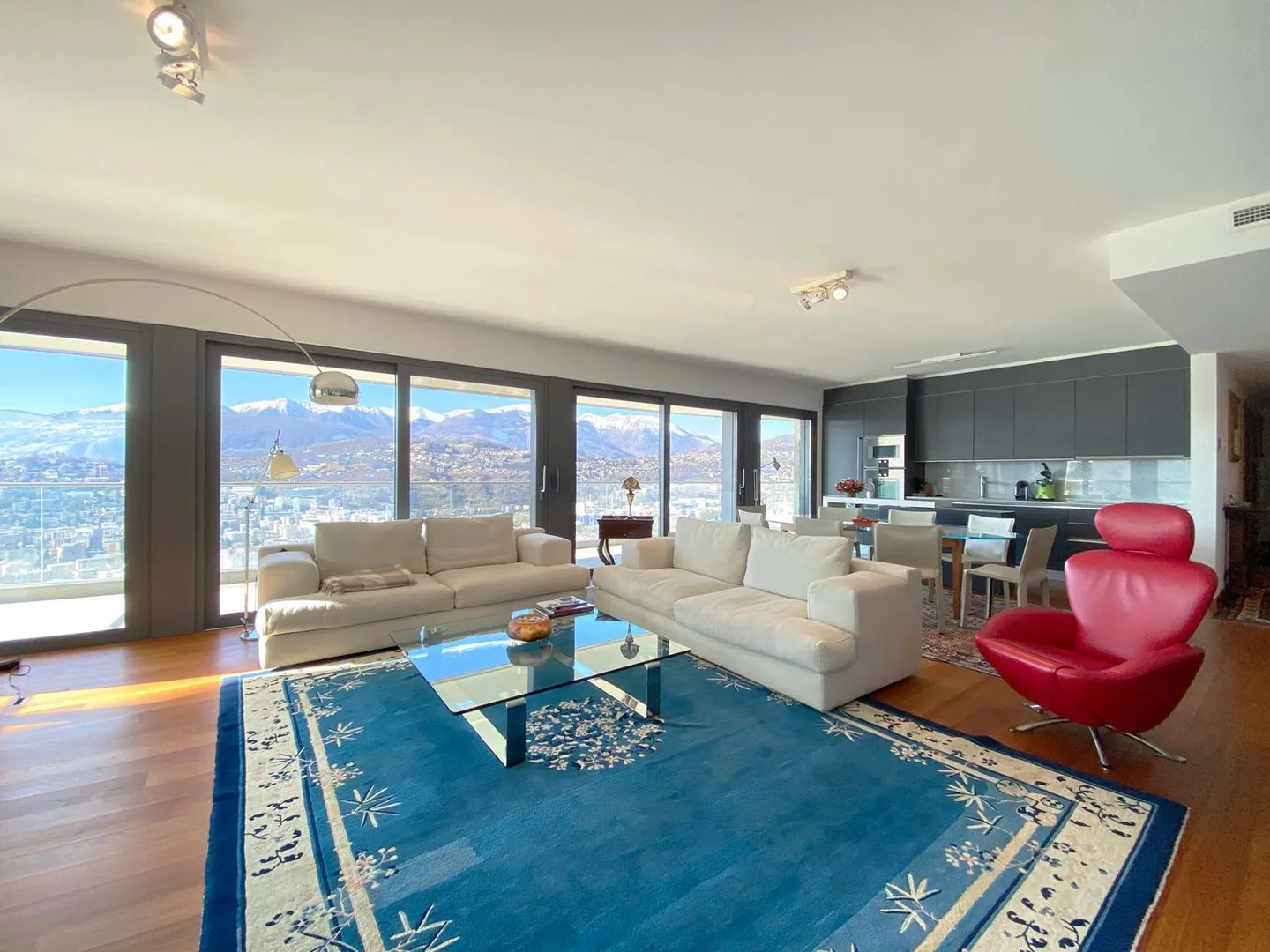 Stunning view of the mountains! 4.5 rooms with 3 bathrooms and large terrace - Photo 4 of 13