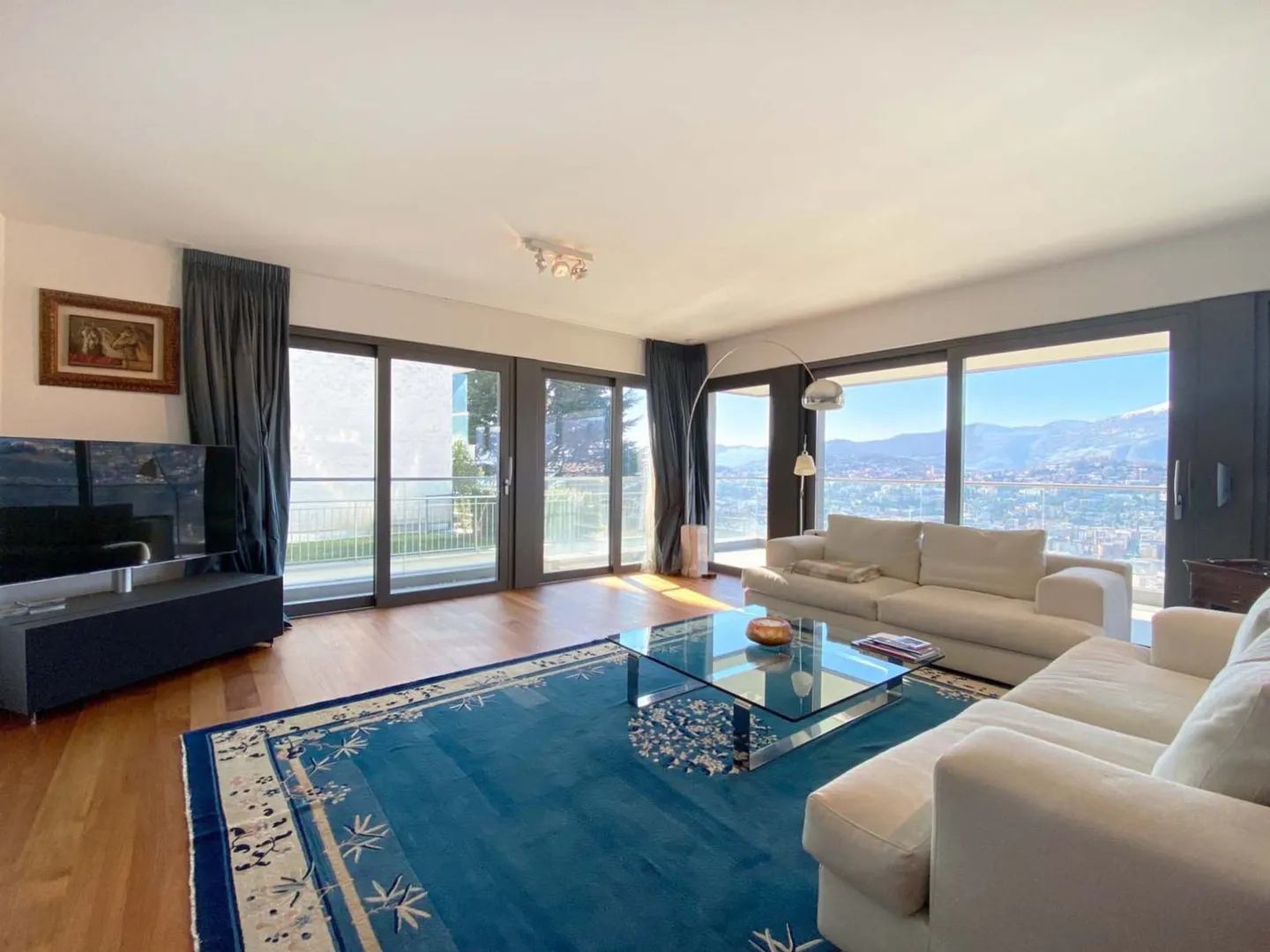 Stunning view of the mountains! 4.5 rooms with 3 bathrooms and large terrace - Photo 5 of 13