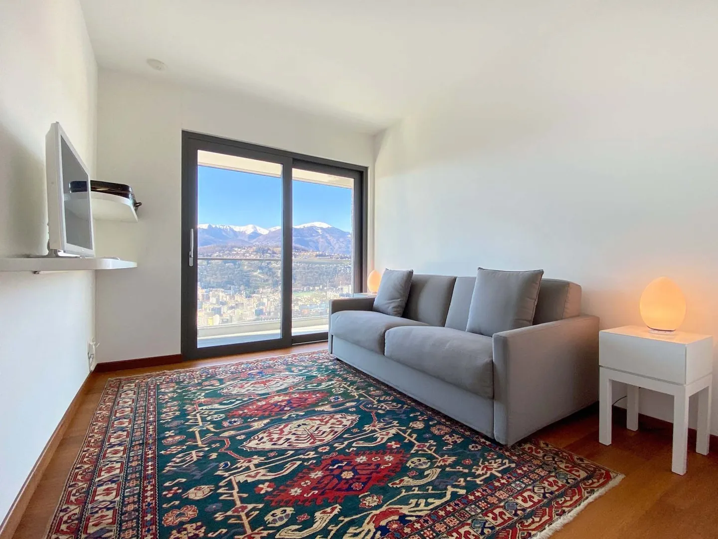 Stunning view of the mountains! 4.5 rooms with 3 bathrooms and large terrace - Photo 7 of 13