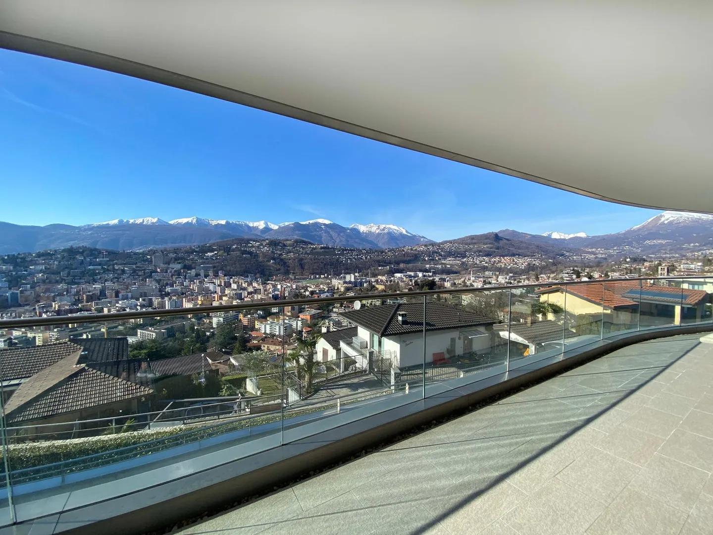 Stunning view of the mountains! 4.5 rooms with 3 bathrooms and large terrace - Photo 11 of 13