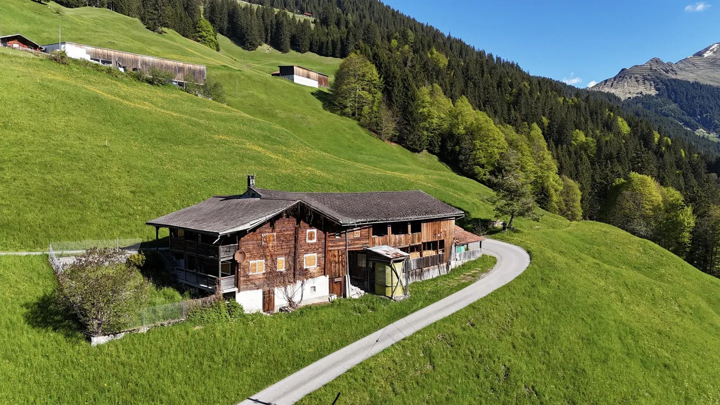 Casa unifamiliare con stalla - Foto 2 di 10