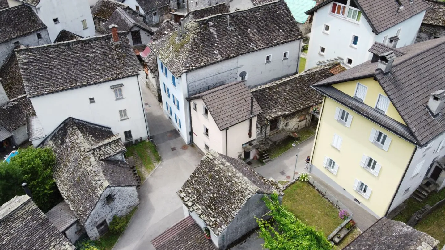 Affascinante Rustico Ticinese del 1800 - Autenticità e Natura nel Cuore di Moghegno | Authentisches Tessiner Rustico aus dem Jahr 1800 - Ein wahres Juwel in Moghegno - Foto 2 di 13