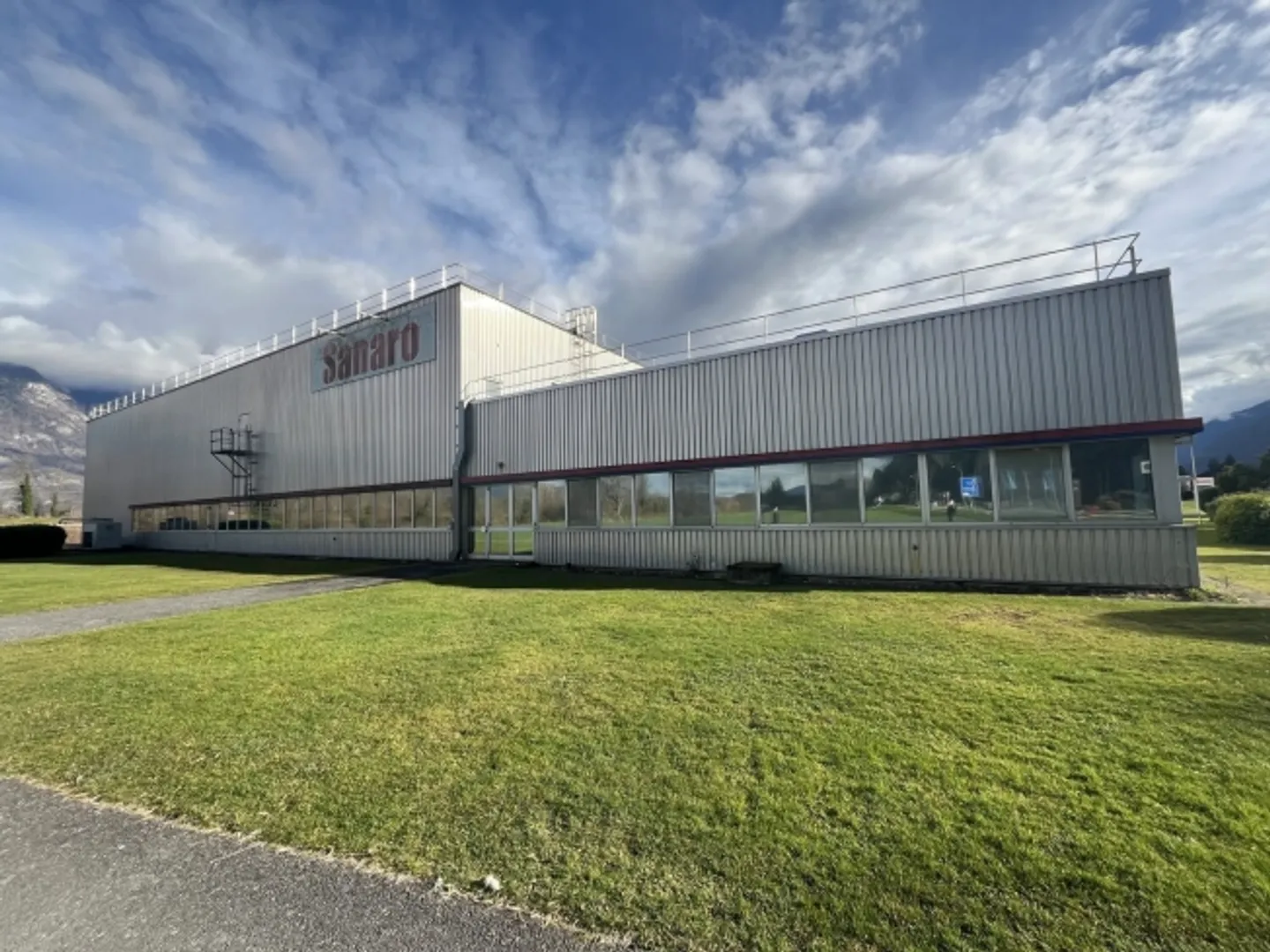 3'105 m2 Deposito/Magazzino - Altezza 10m - Accesso camion e utilitari - Foto 1 di 7
