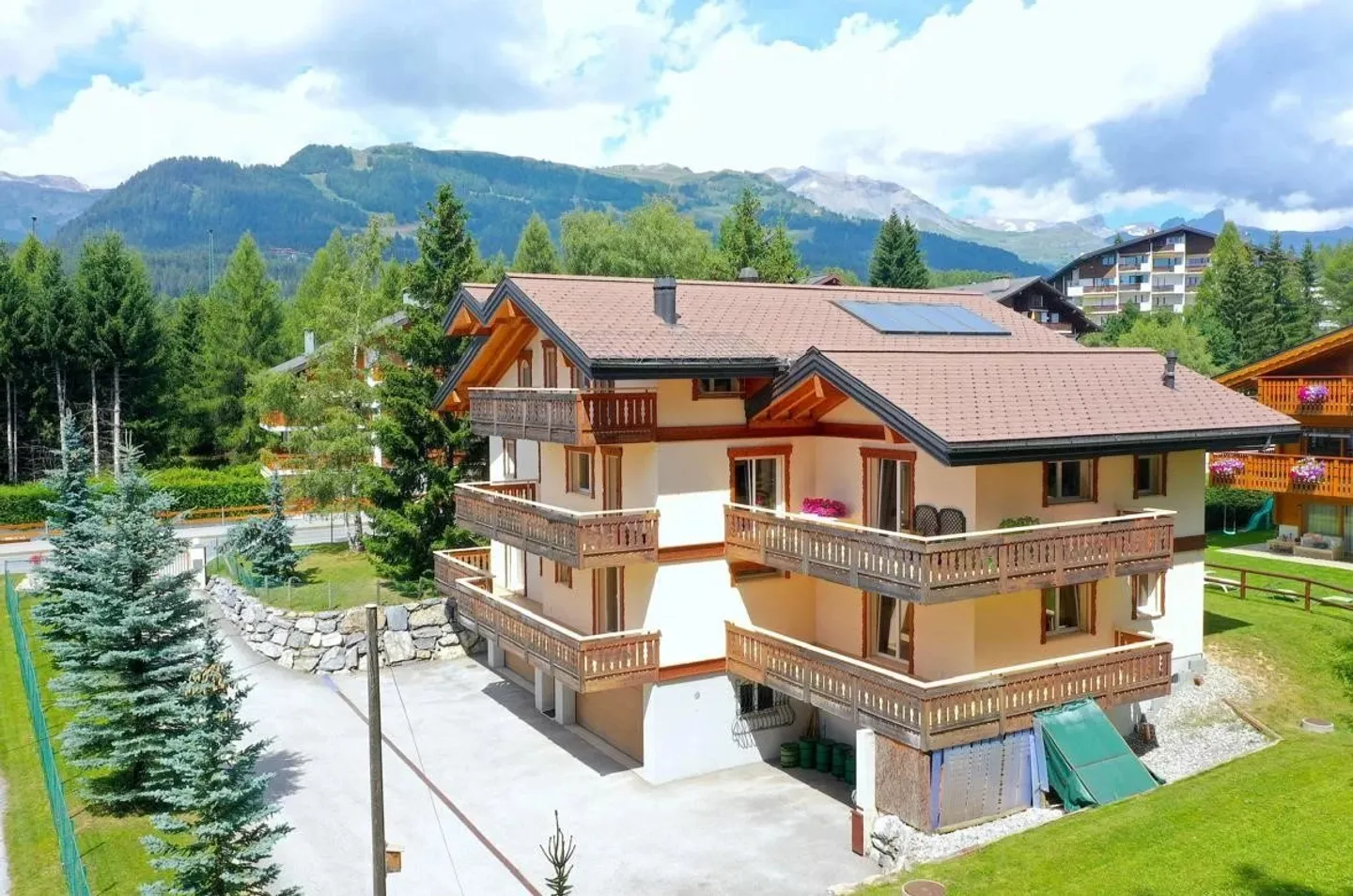 Bâtiment de trois logements sur le Golf de Crans-Montana - Photo 3 sur 13