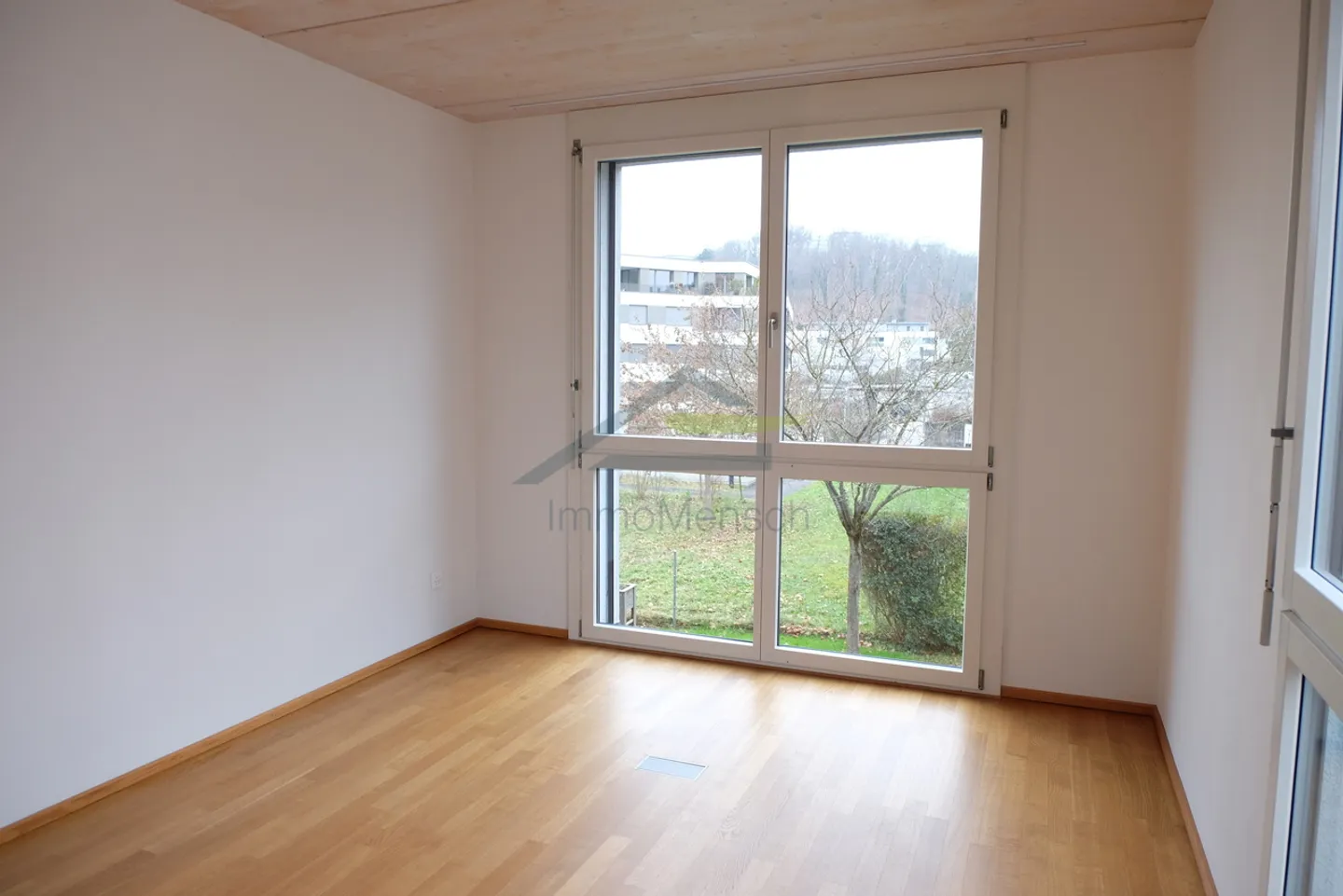 4.5-room garden apartment in a 3-family house in popular Bottmingen - Photo 6 of 10