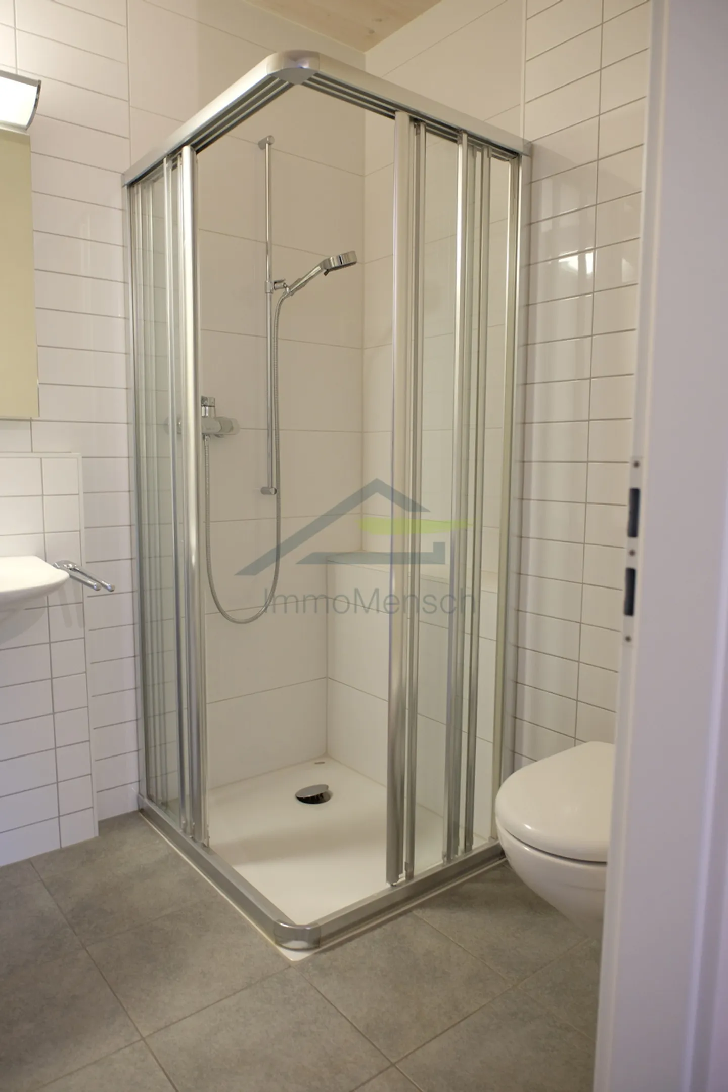 4.5-room garden apartment in a 3-family house in popular Bottmingen - Photo 7 of 10