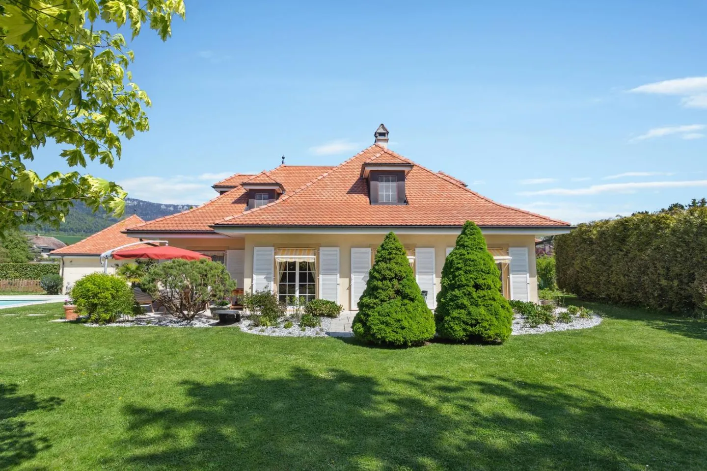 Villa d'architecte 6,5 pièces sur terrain de 292 m² avec 1'792 m² - Photo 2 sur 4
