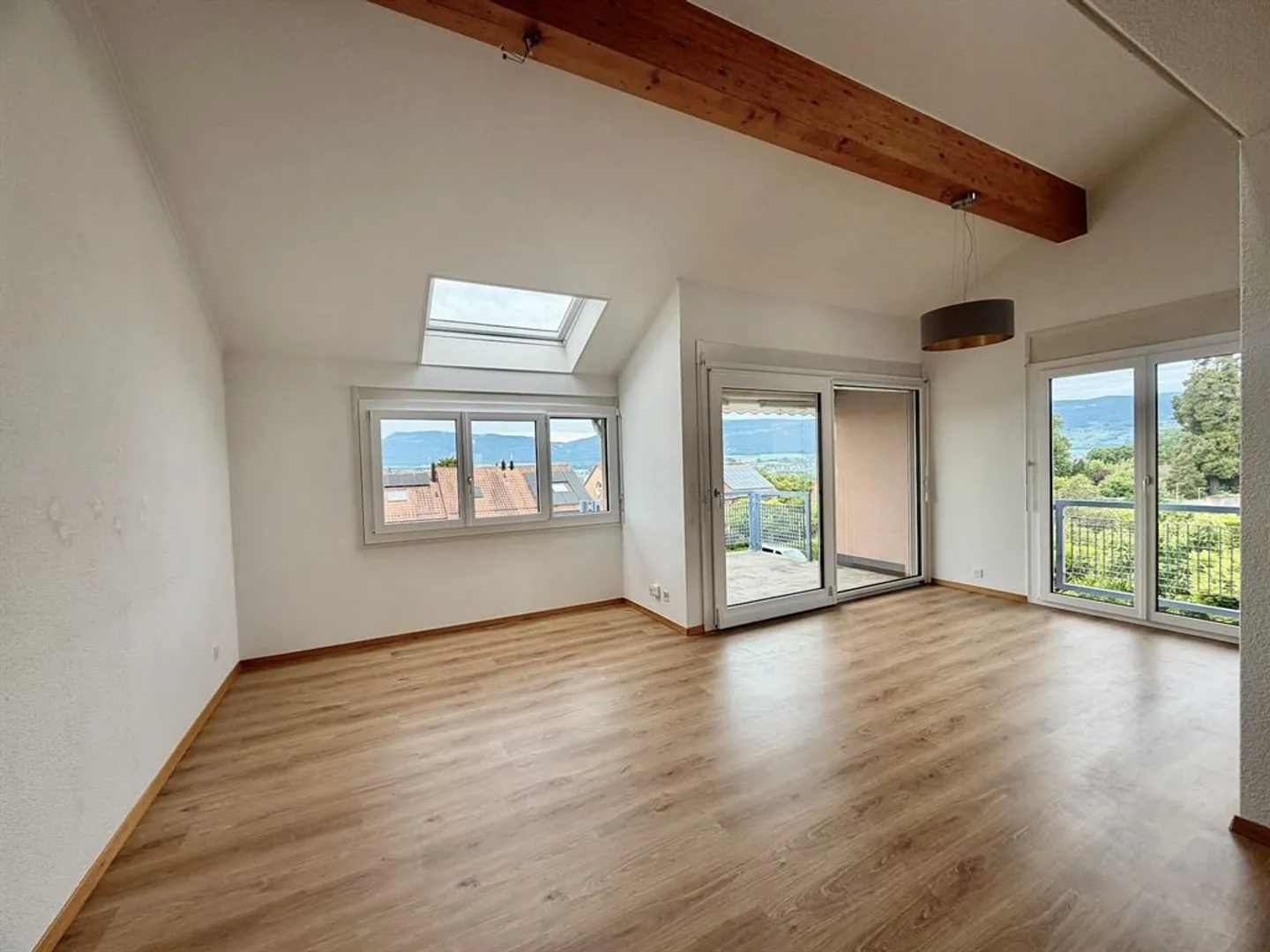 Charming Duplex Apartment in Yverdon - Photo 4 of 13
