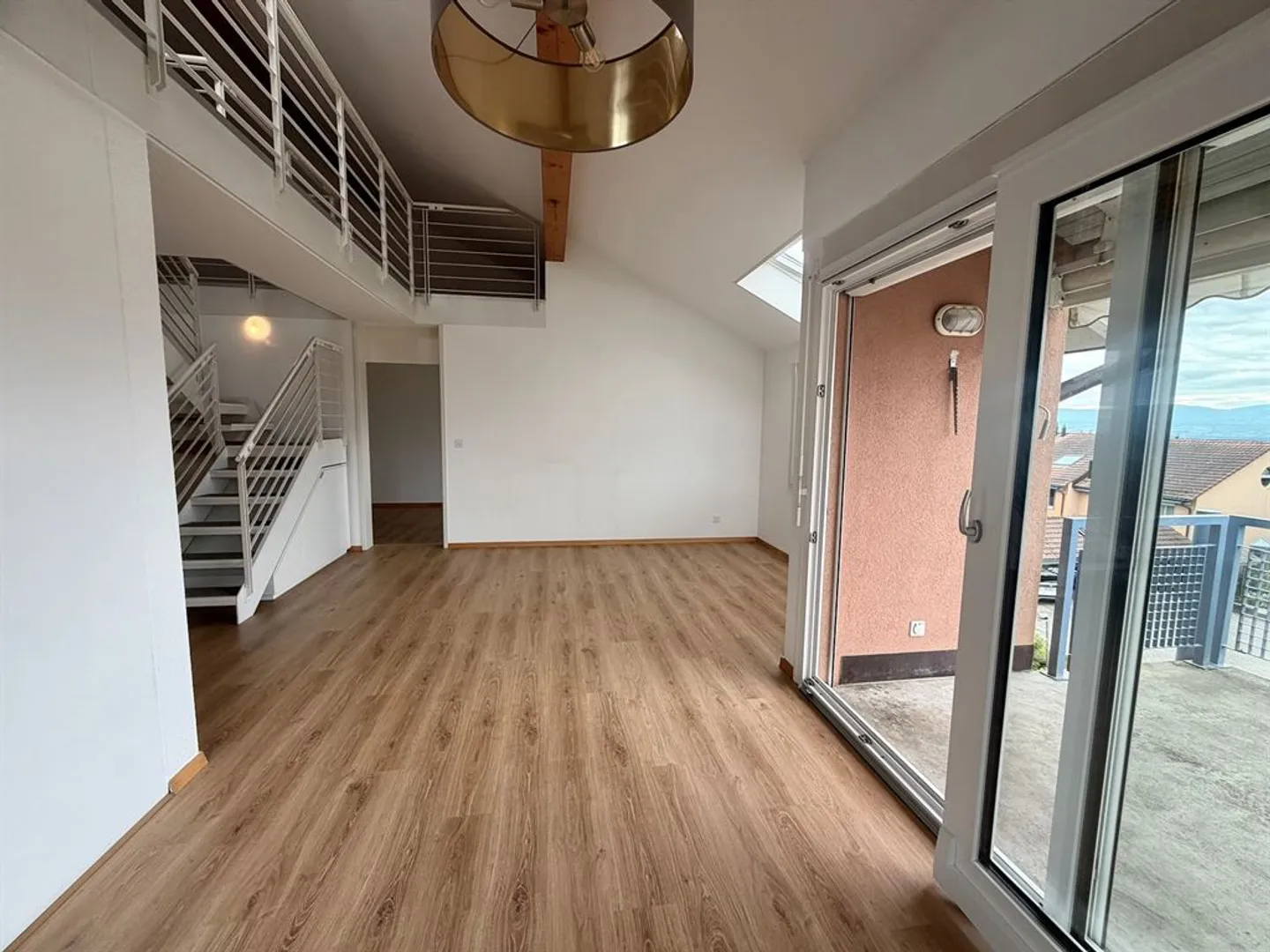 Charming Duplex Apartment in Yverdon - Photo 6 of 13