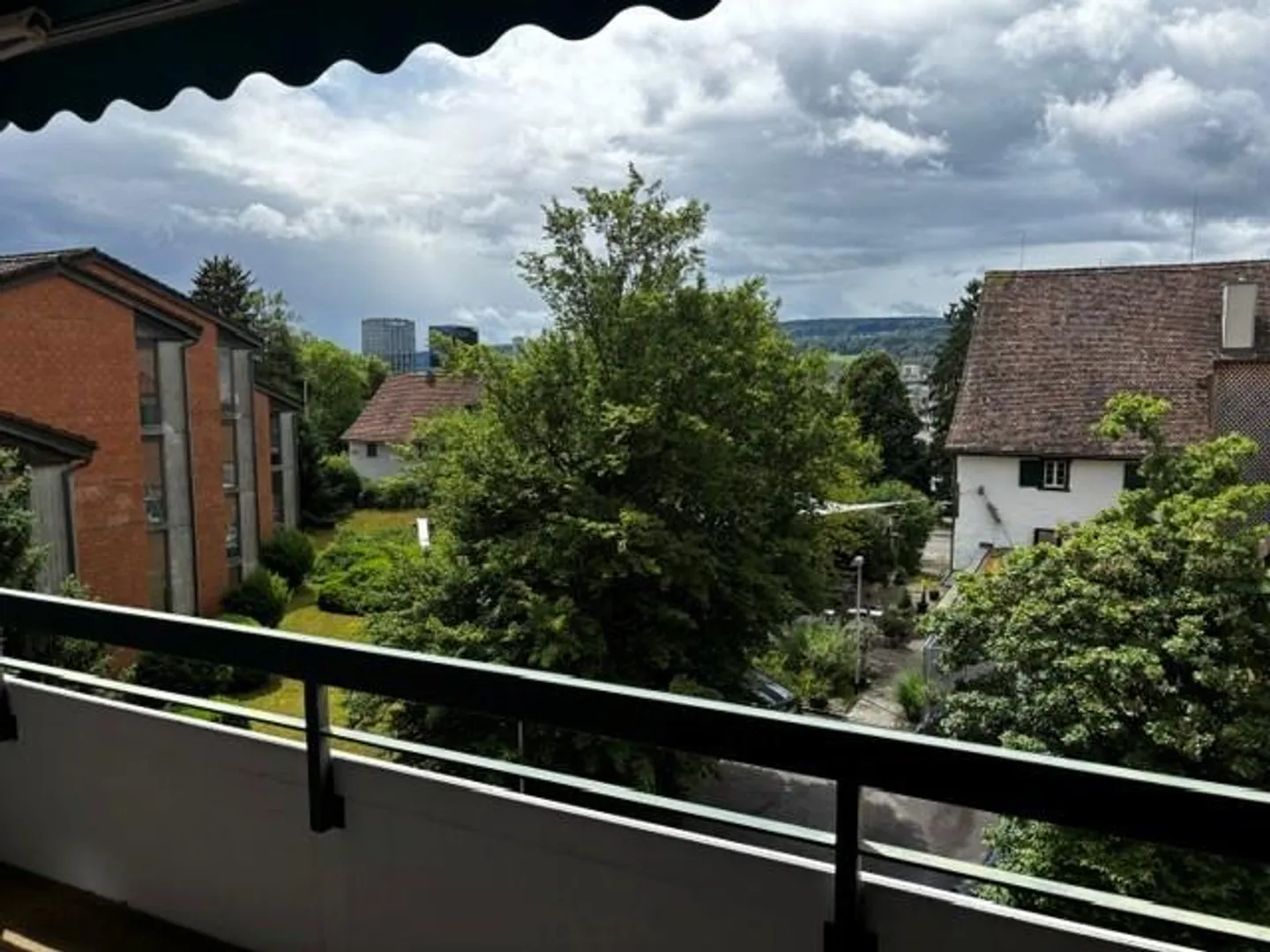 Appartement moderne avec beaucoup de sensation d'espace, balcon ensoleillé et belle vue - Photo 3 sur 11