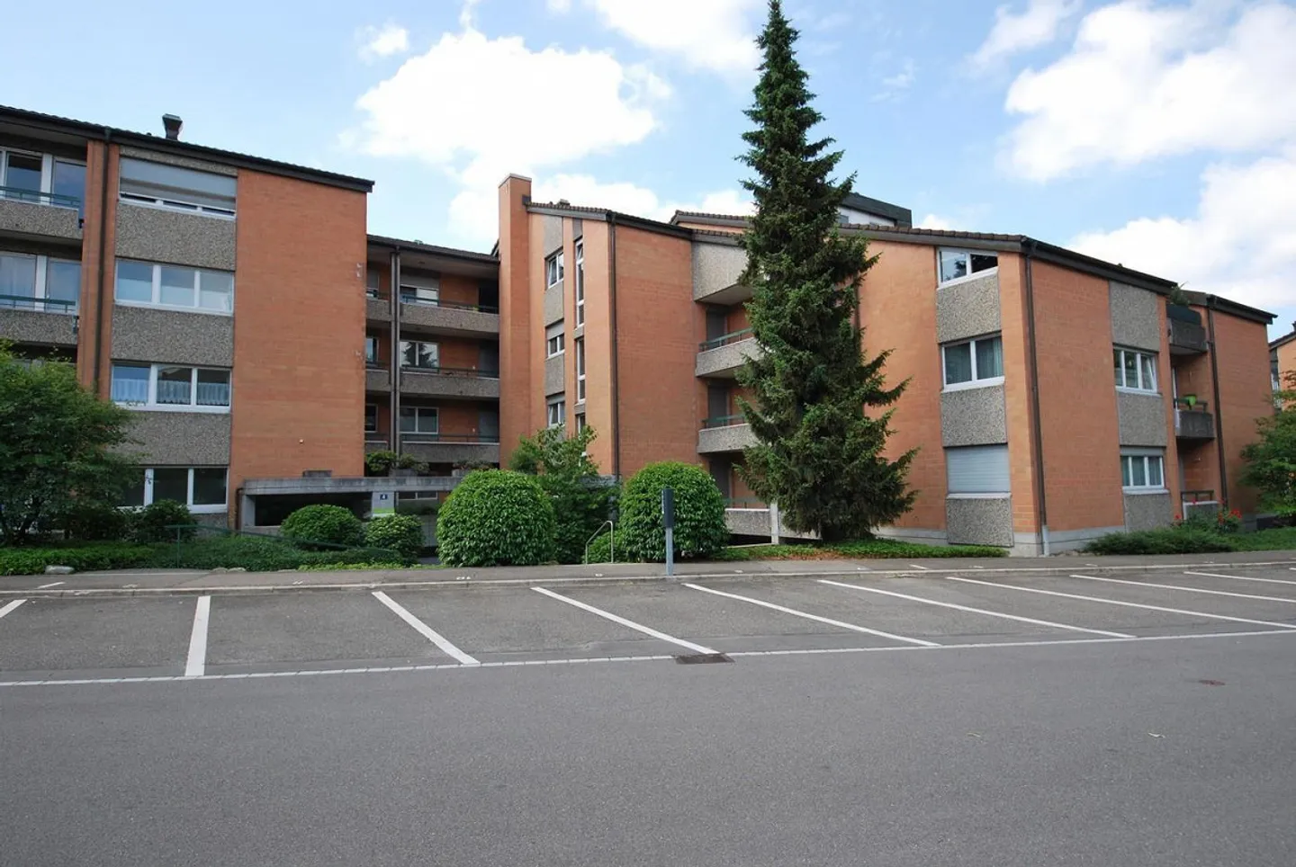 Appartement moderne avec beaucoup de sensation d'espace, balcon ensoleillé et belle vue - Photo 2 sur 11