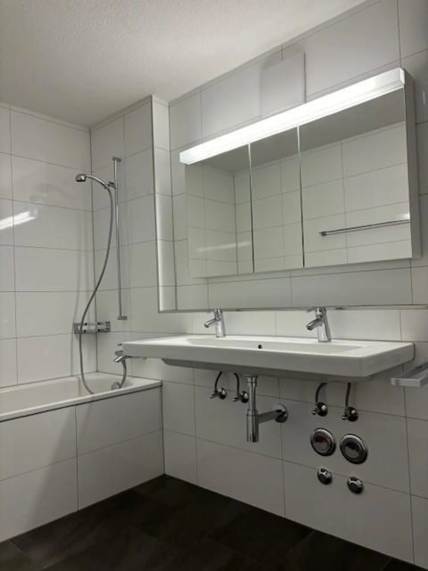 Appartement moderne avec beaucoup de sensation d'espace, balcon ensoleillé et belle vue - Photo 7 sur 11