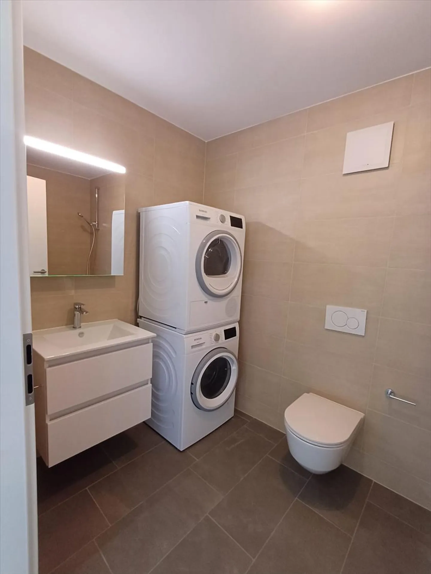 Nuovi appartamenti di 2 stanze di circa 62 m² comprendenti: - Ingresso con armadio - Foto 3 di 5